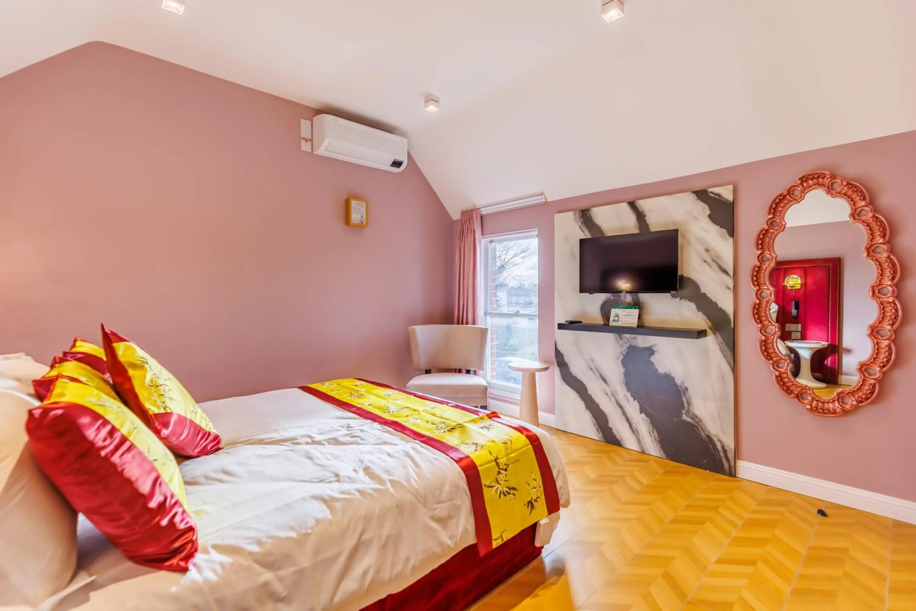 Photo of the whole room, Bed in Rosemay Hotel near London Heathrow Airport