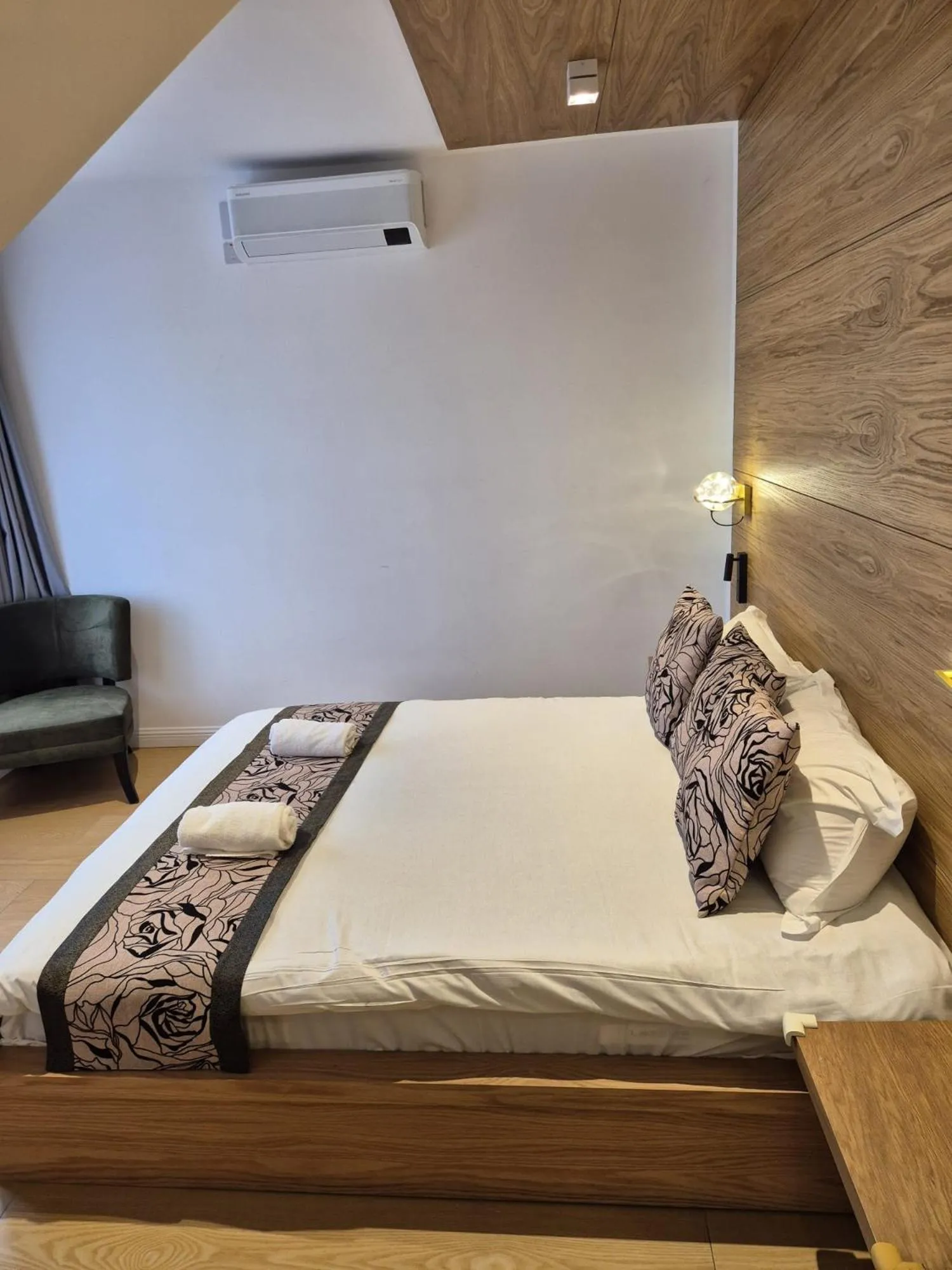 Bed in Rosemay Boutique Hotel Near Heathrow Airport