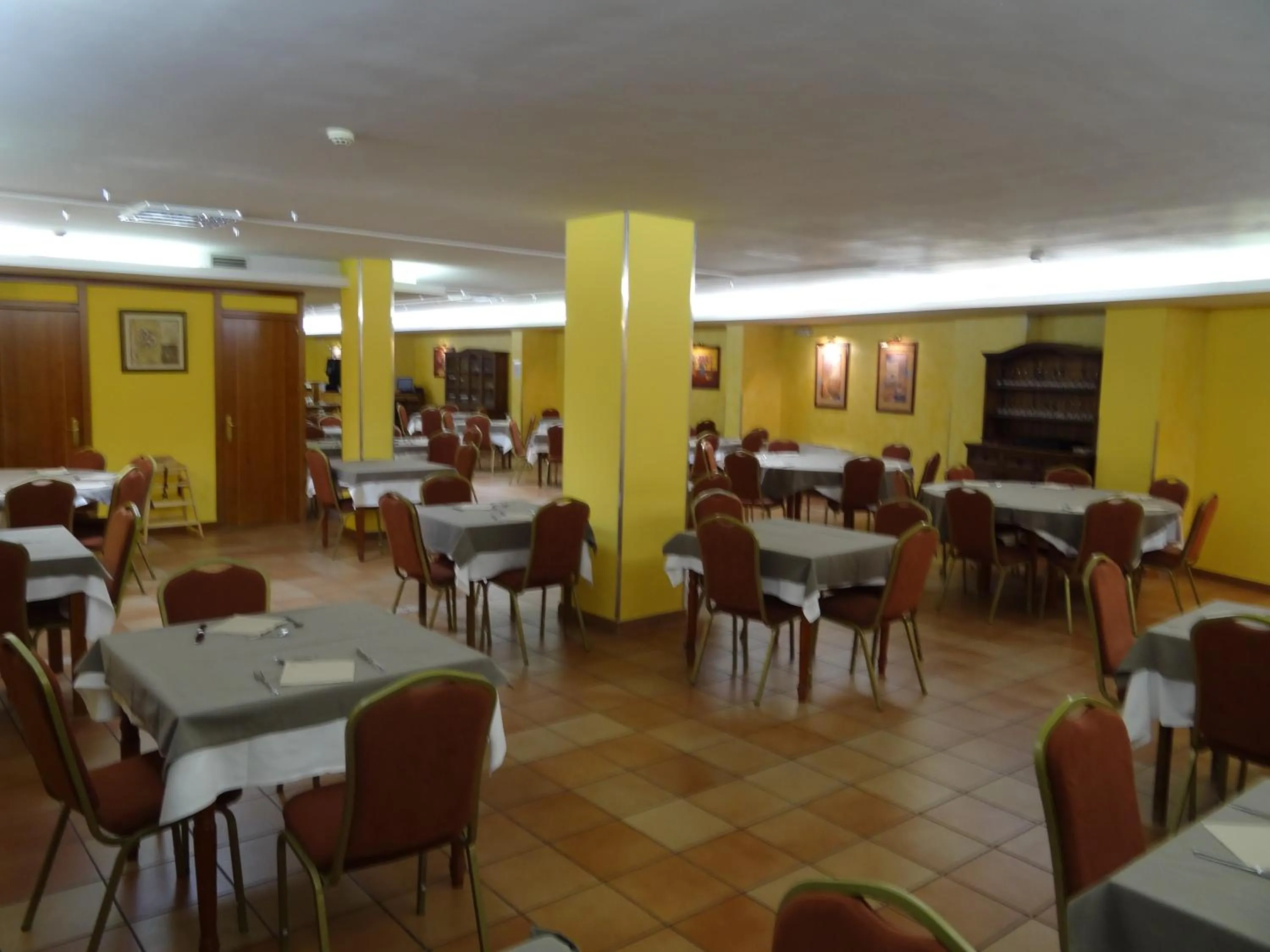 Restaurant/places to eat in Hotel Ransol