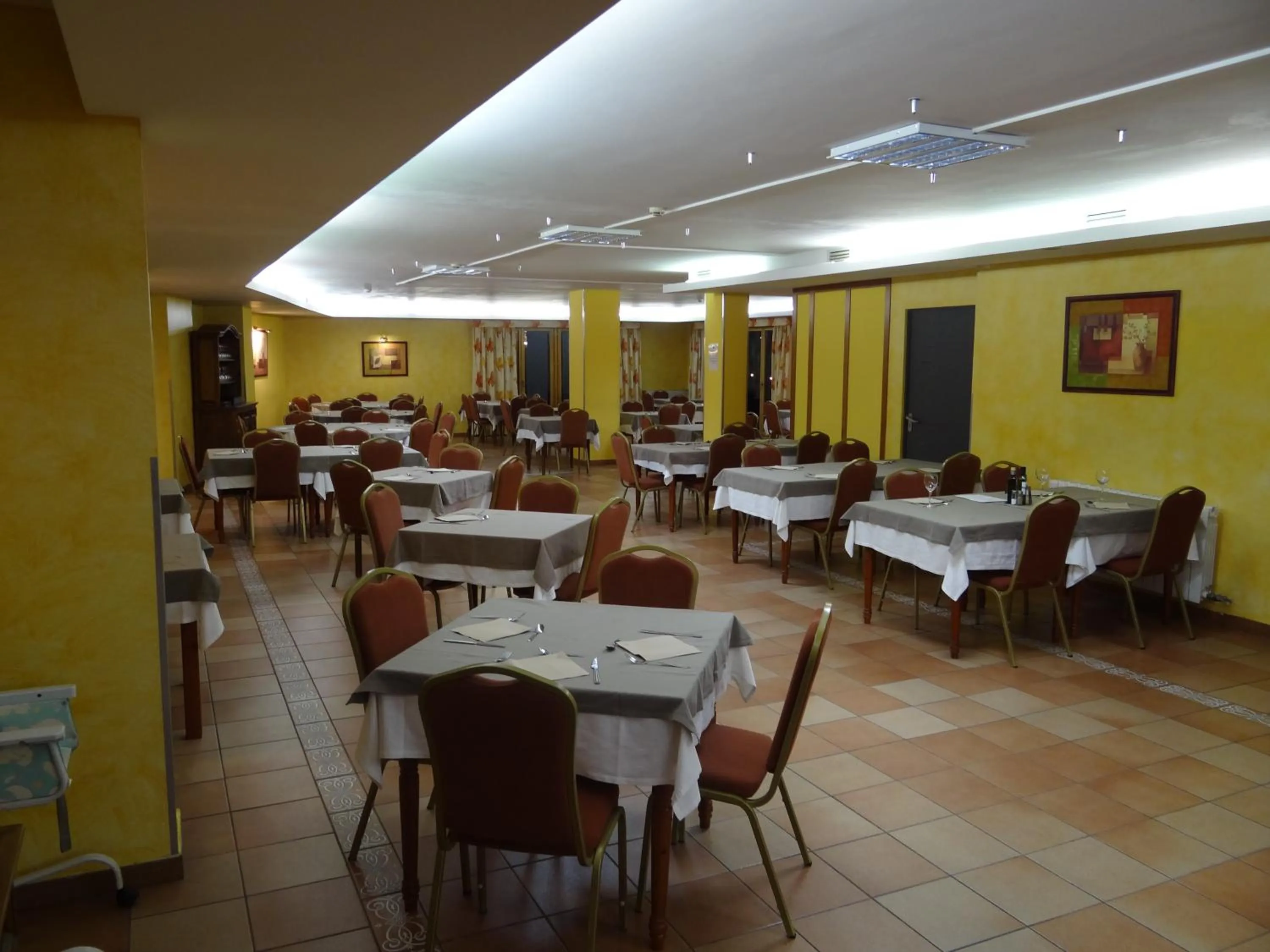 Restaurant/places to eat in Hotel Ransol