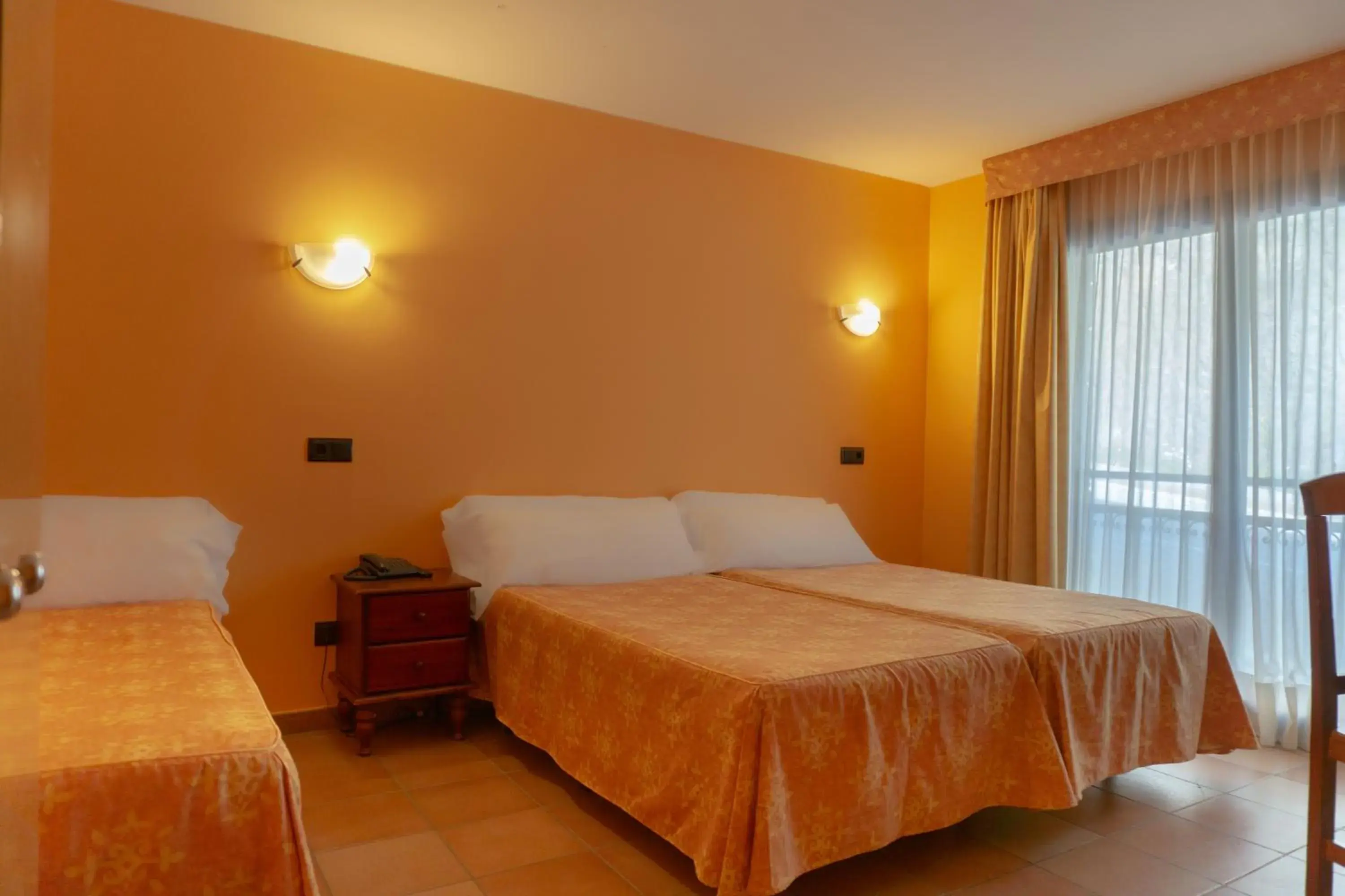 Triple Room in Hotel Ransol Triple Room in Hotel Ransol