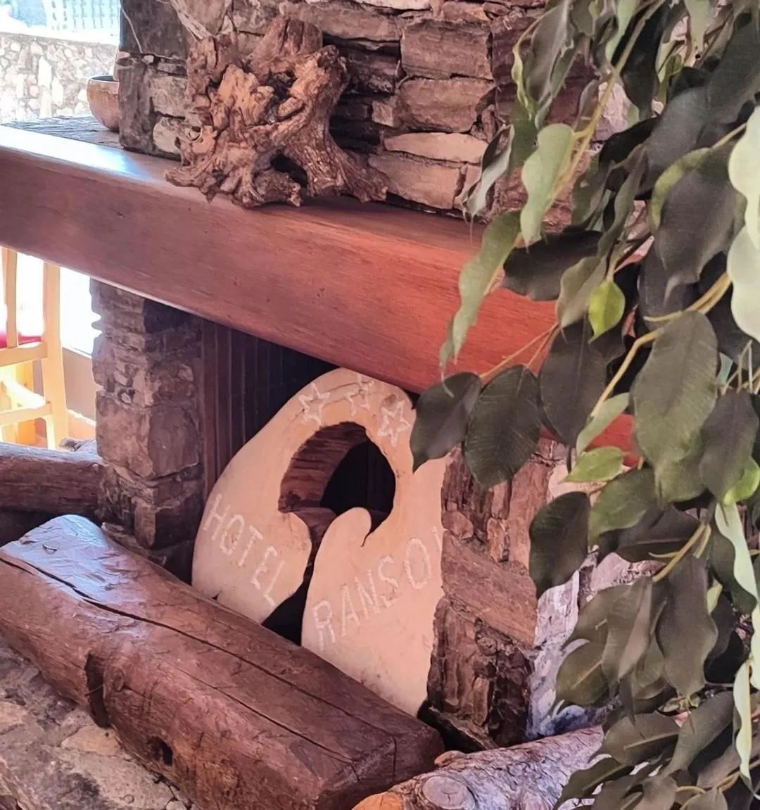 Restaurant/places to eat in Hotel Ransol