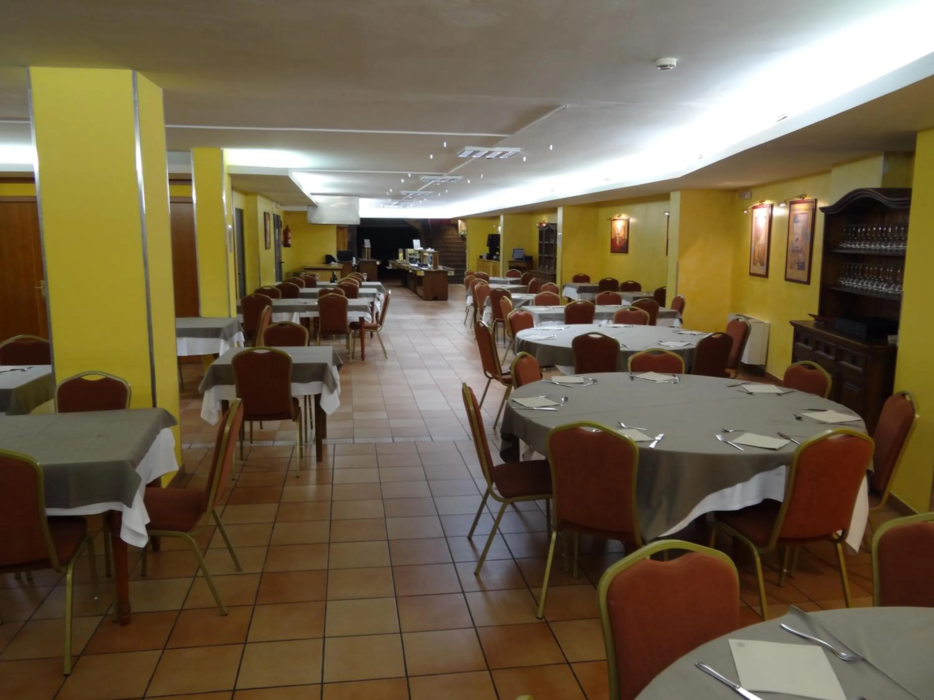 Restaurant/places to eat in Hotel Ransol