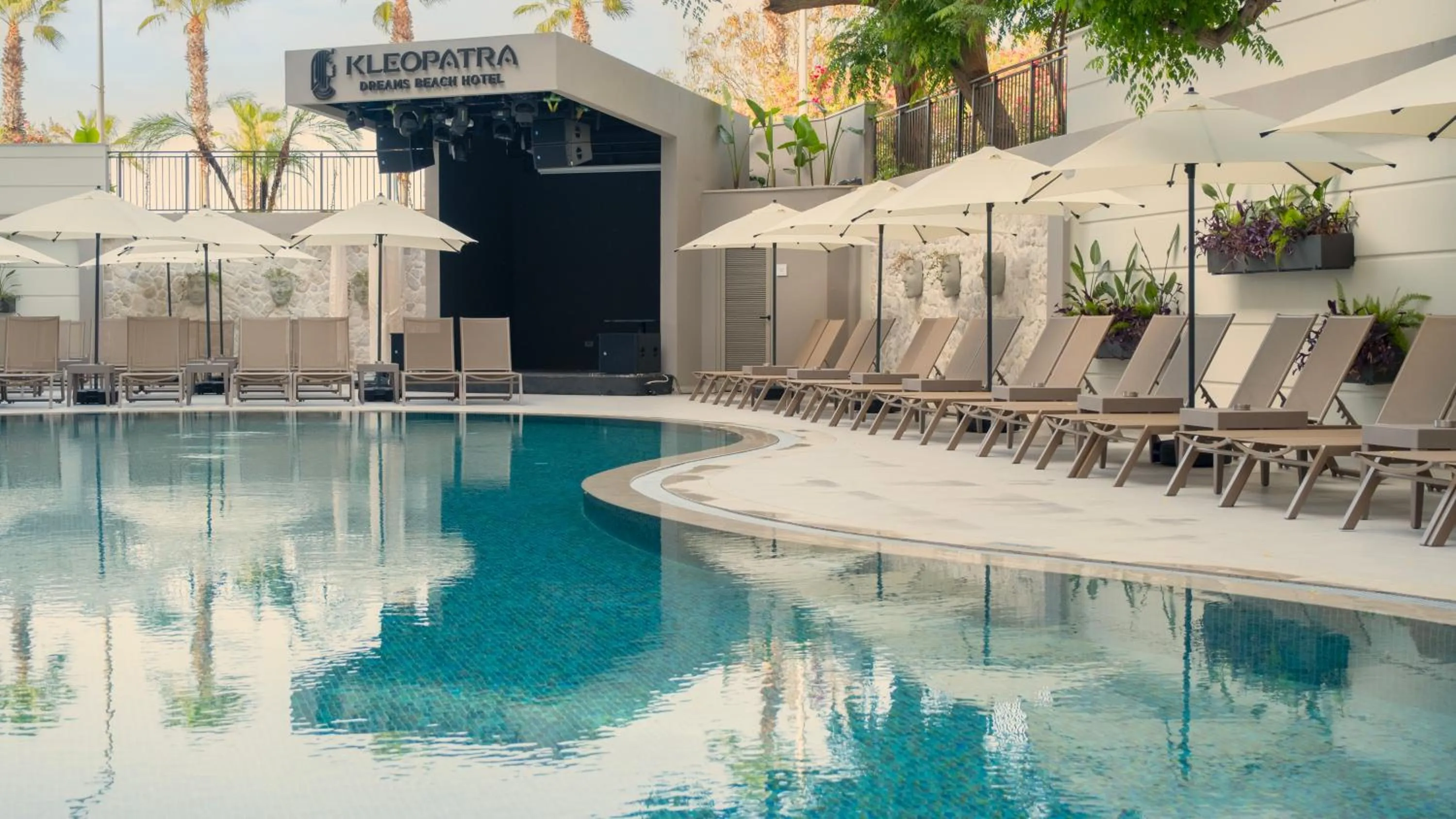 Swimming pool in Kleopatra Dreams Beach Hotel