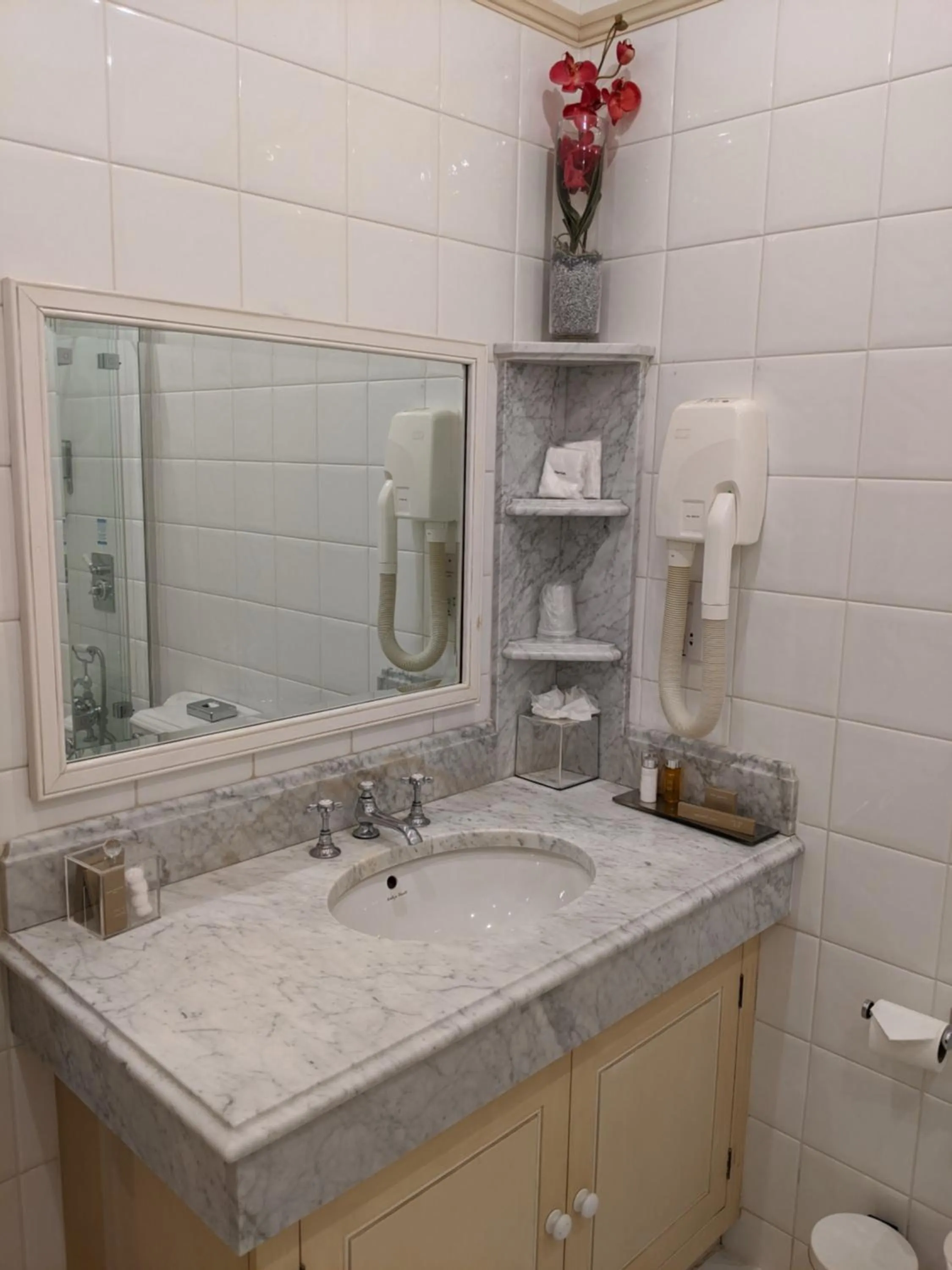 Bathroom in Cotswold Lodge Hotel