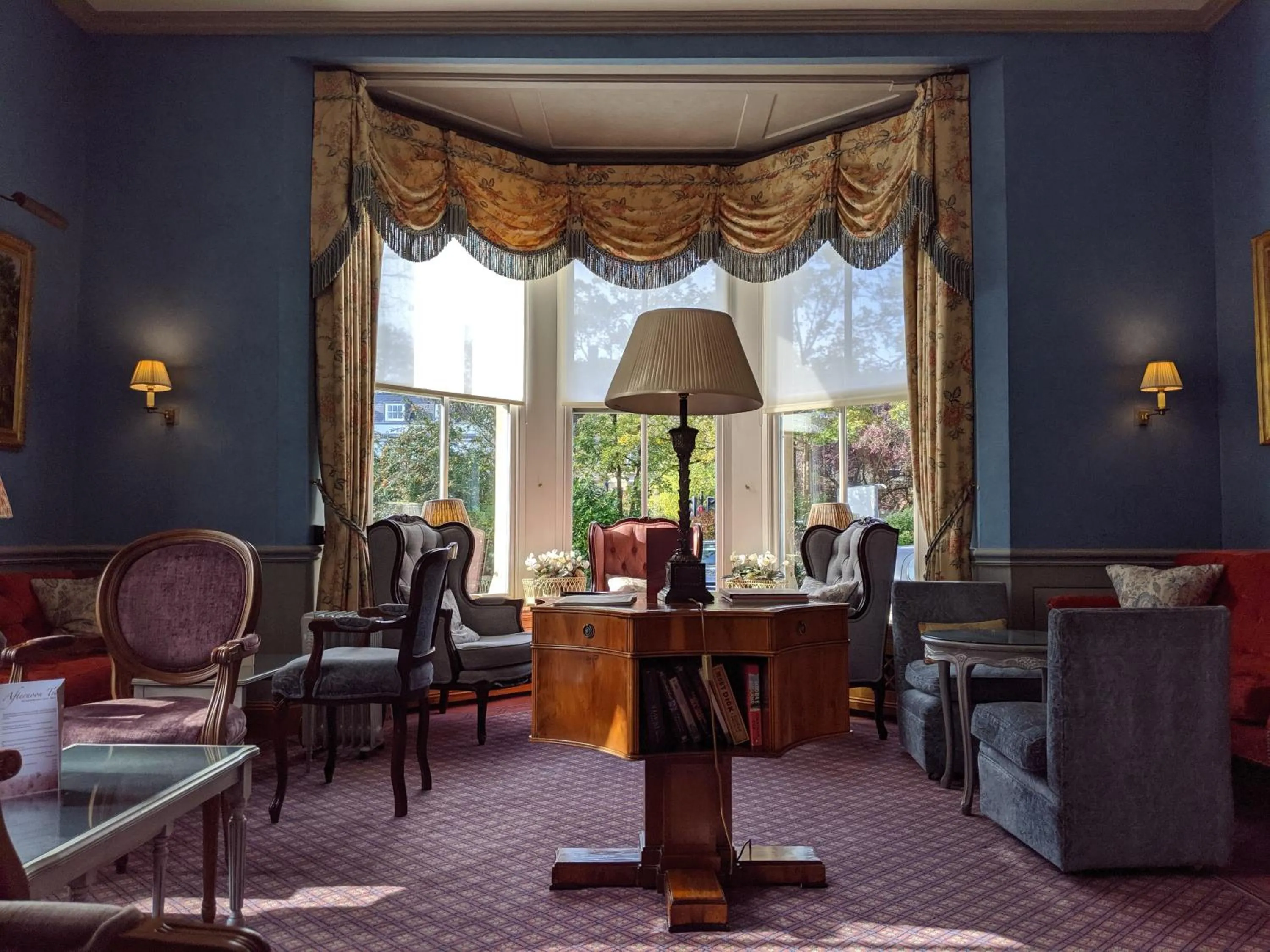 Communal lounge/ TV room in Cotswold Lodge Hotel