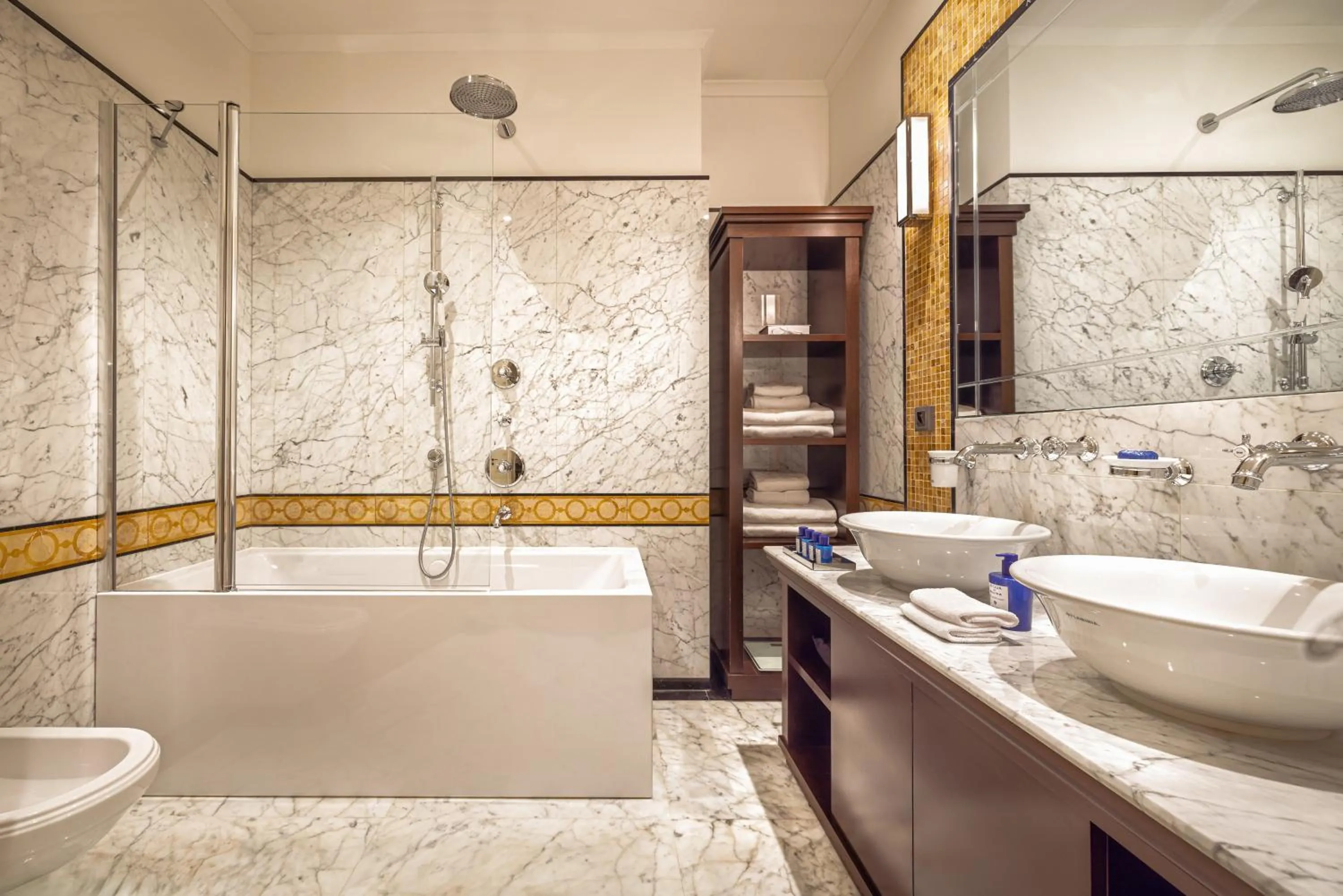 Shower in Boutique Hotel Alhambra