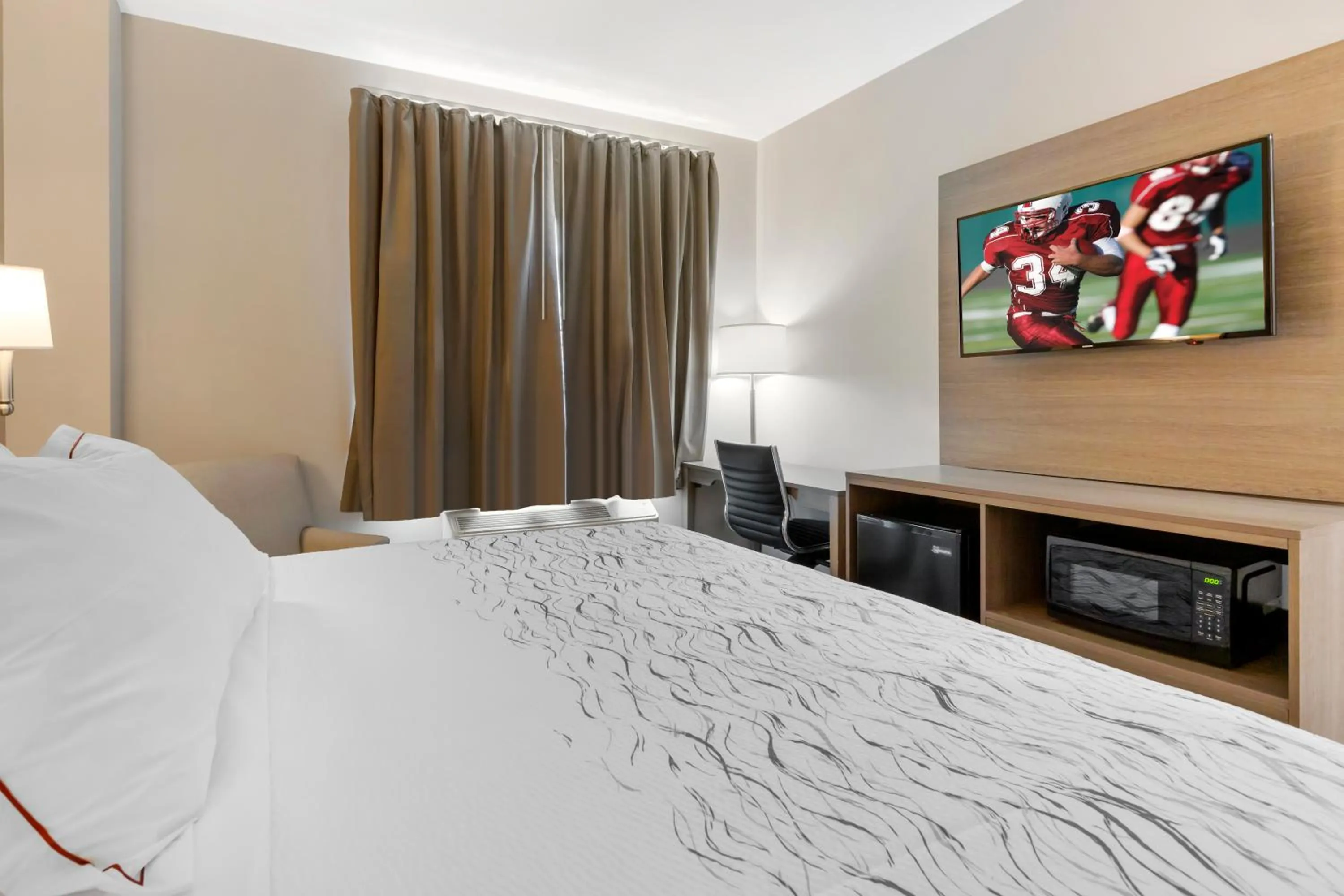 Bedroom, Bed in Red Roof Inn PLUS Jamaica, NY - JFK Airport