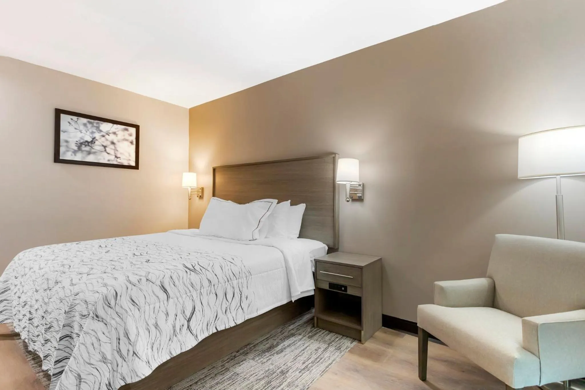 Photo of the whole room, Bed in Red Roof Inn PLUS Jamaica, NY - JFK Airport