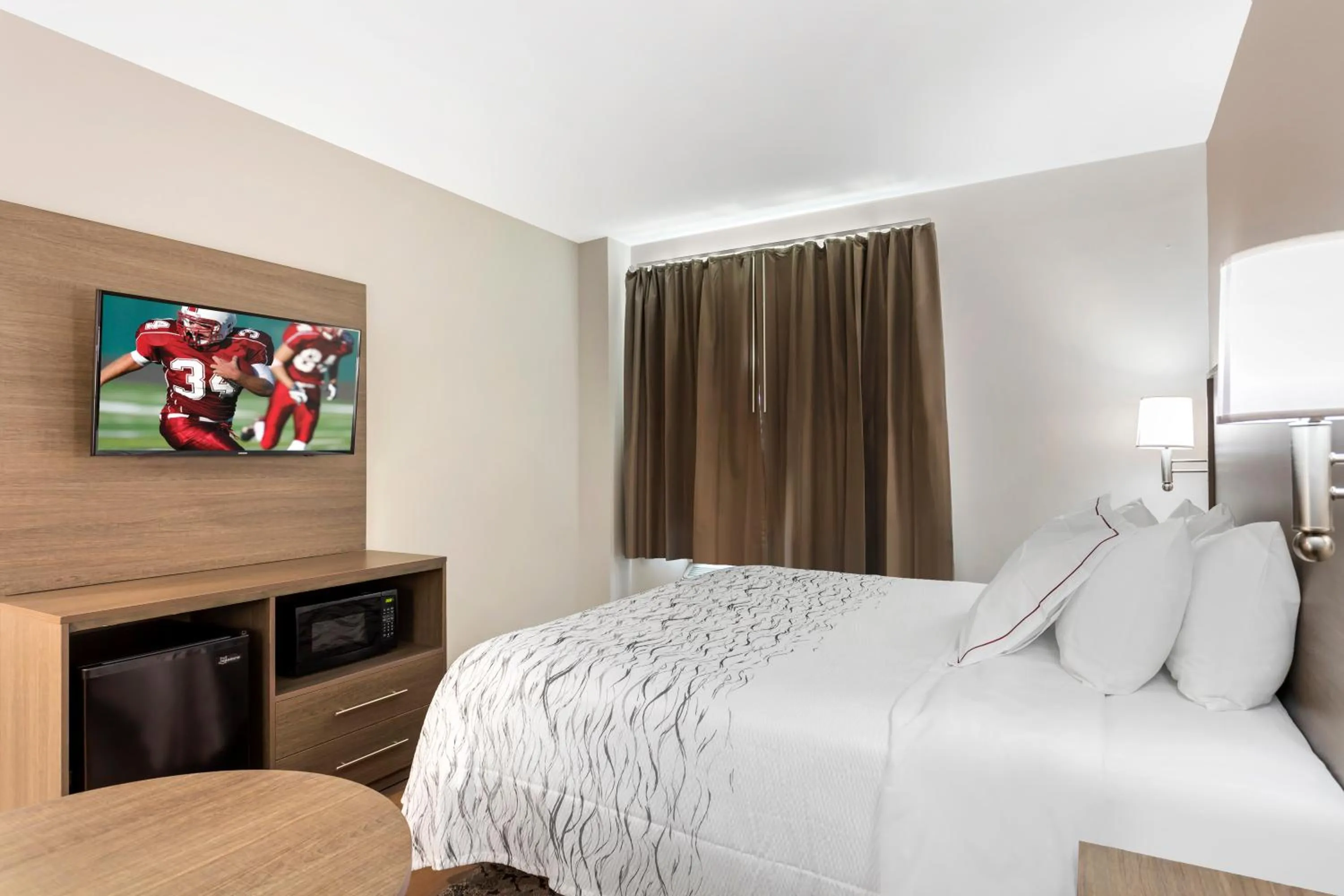 Bedroom, Bed in Red Roof Inn PLUS Jamaica, NY - JFK Airport