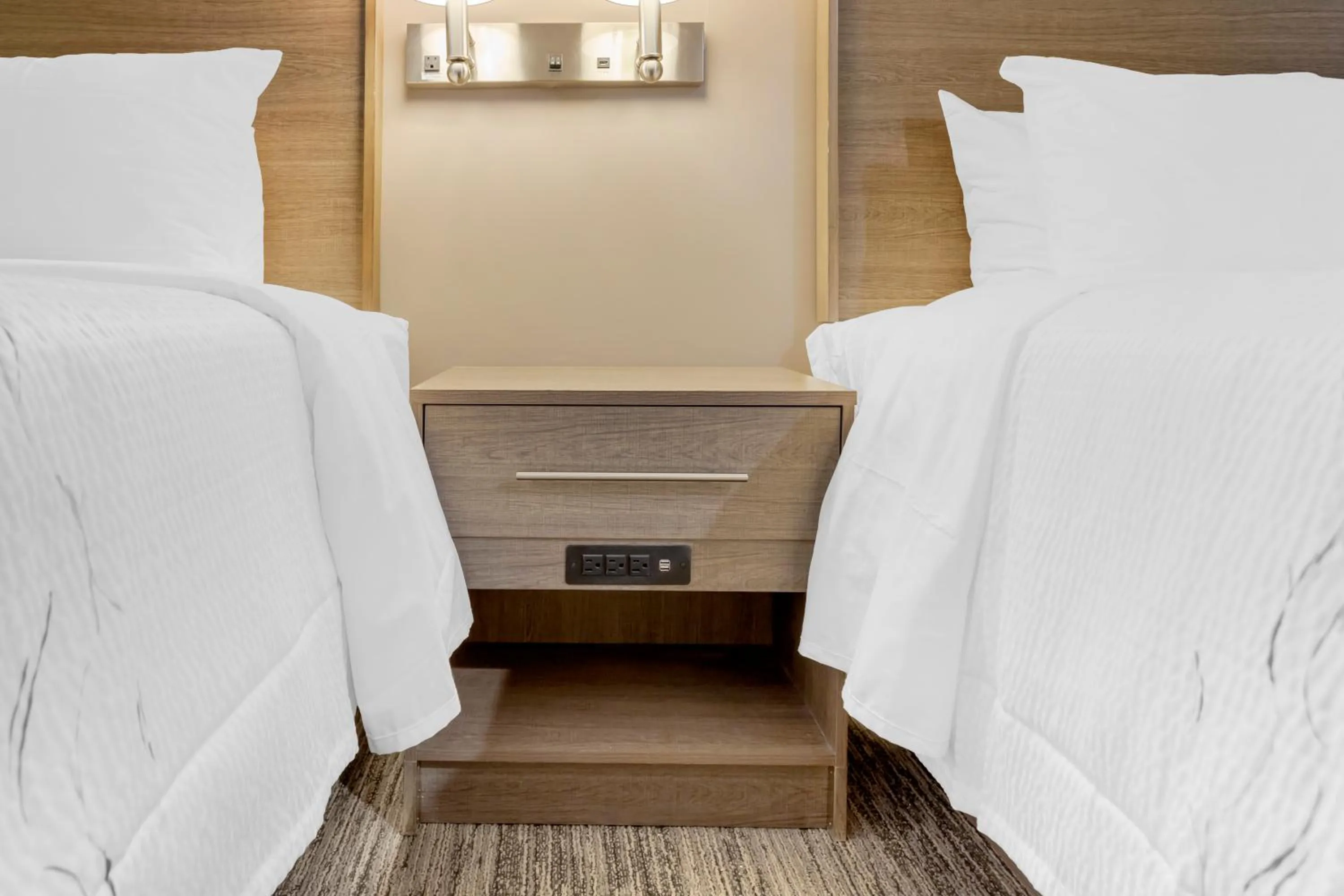 Bedroom, Bed in Red Roof Inn PLUS Jamaica, NY - JFK Airport