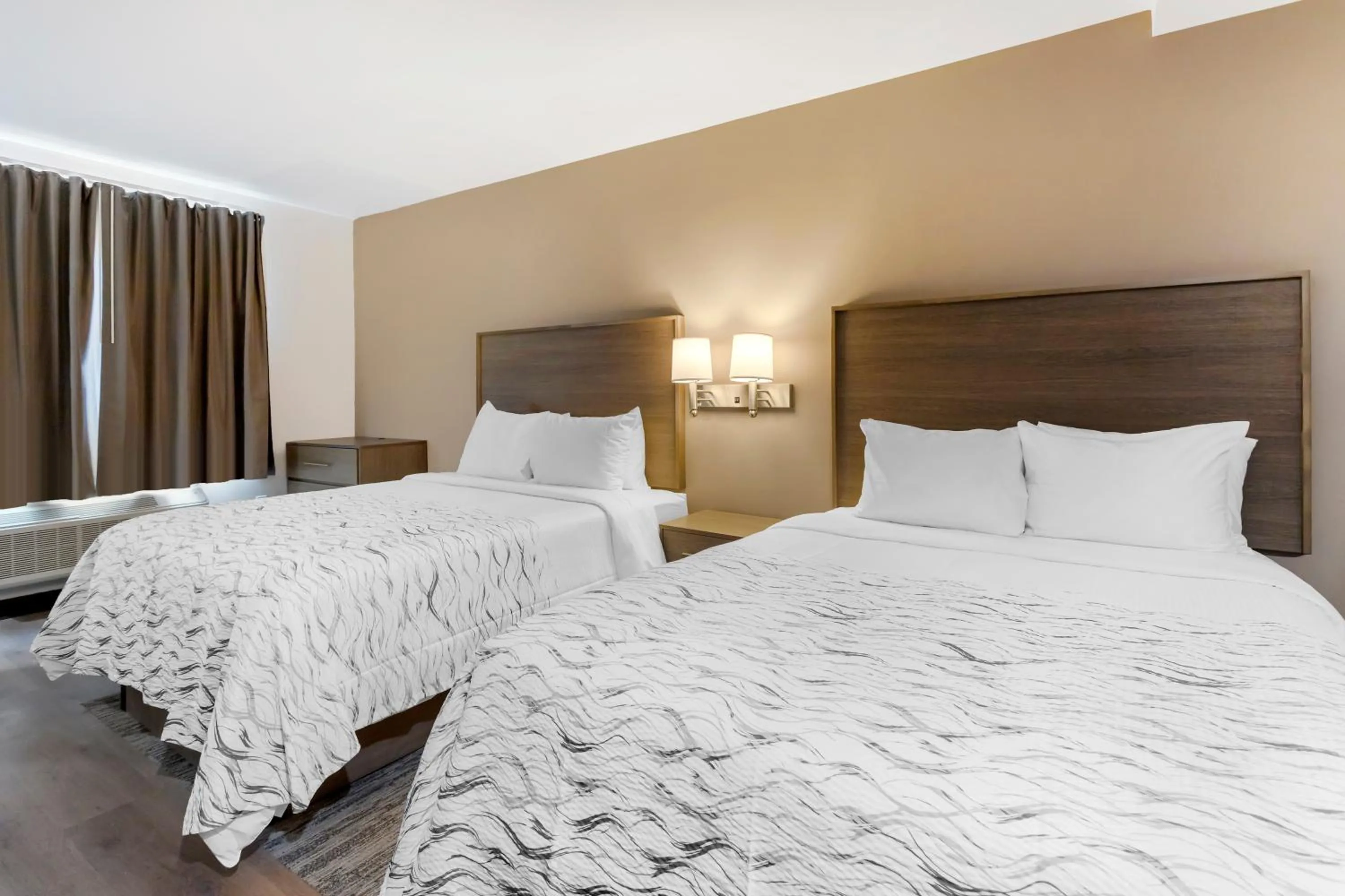 Bedroom, Bed in Red Roof Inn PLUS Jamaica, NY - JFK Airport