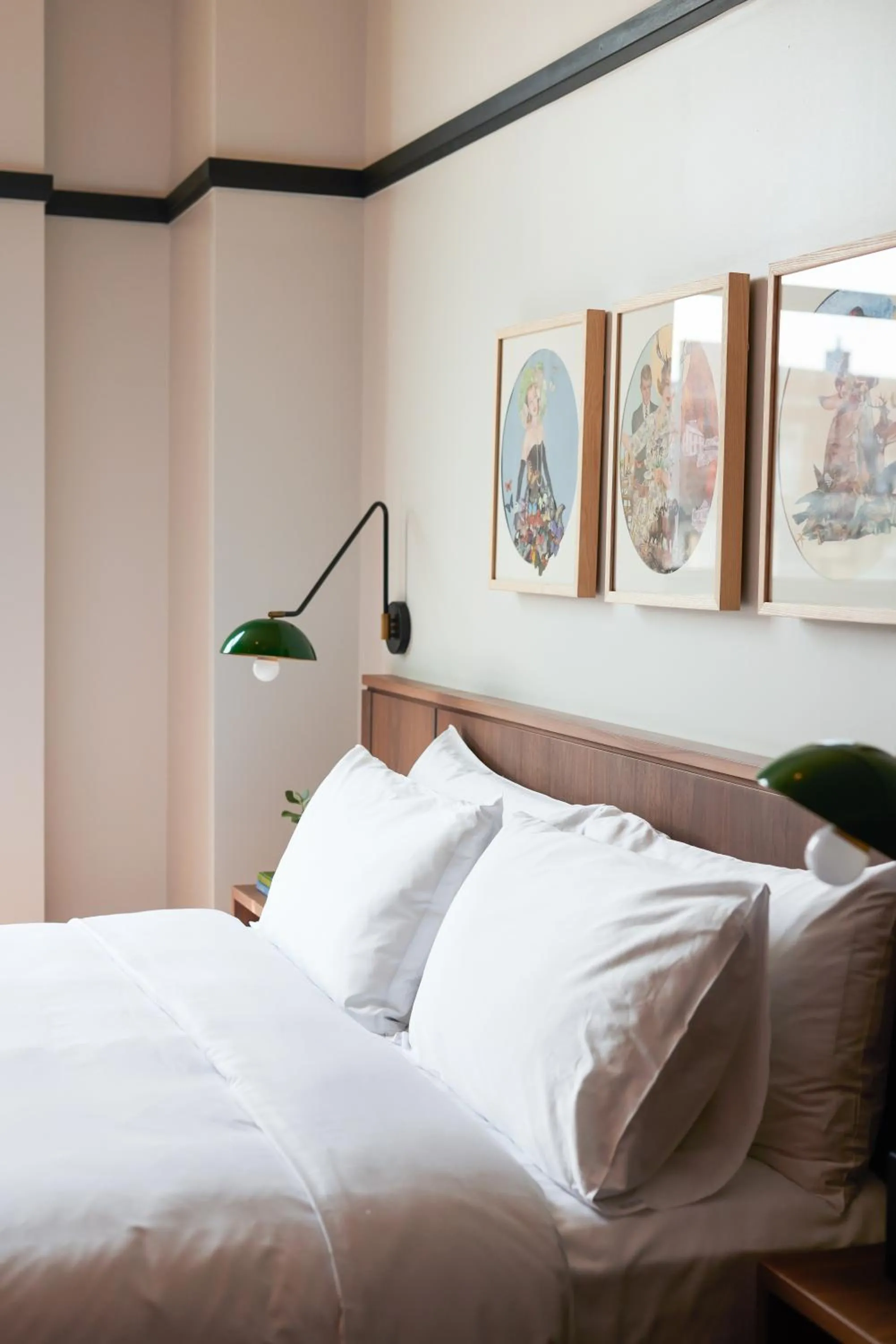 Standard Queen Room in The Postmark Hotel