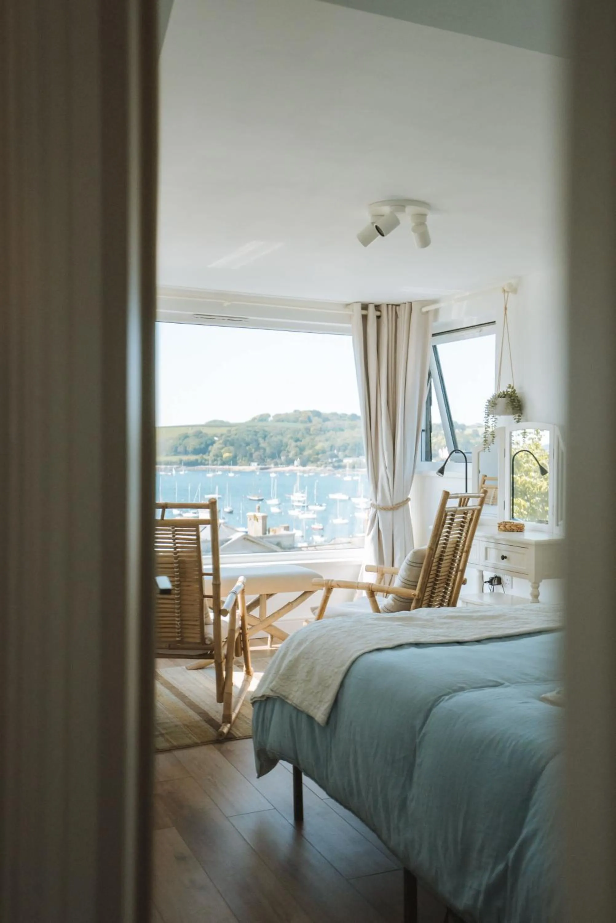 Stunning High Street Townhouse With Sea Views & Parking at 'Tide View Townhouse'