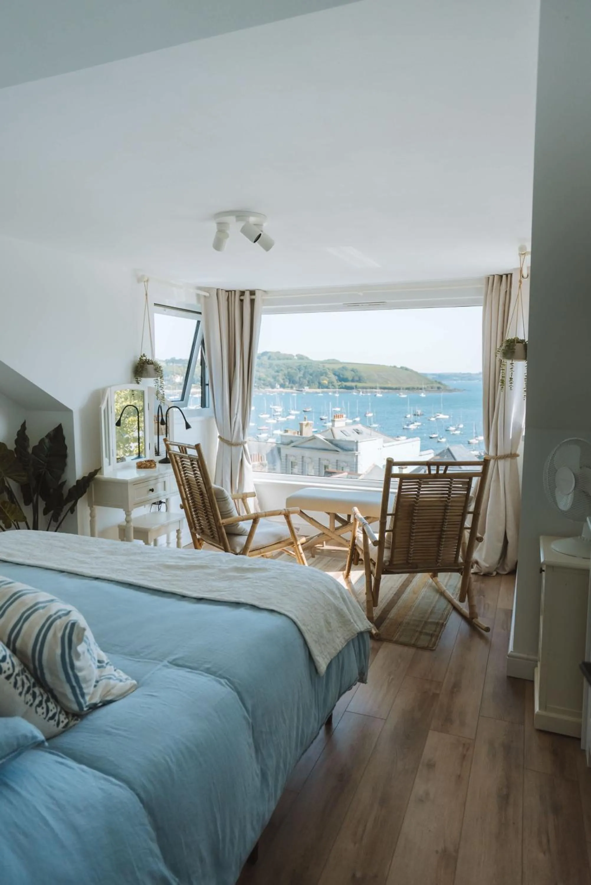 Stunning High Street Townhouse With Sea Views & Parking at 'Tide View Townhouse'