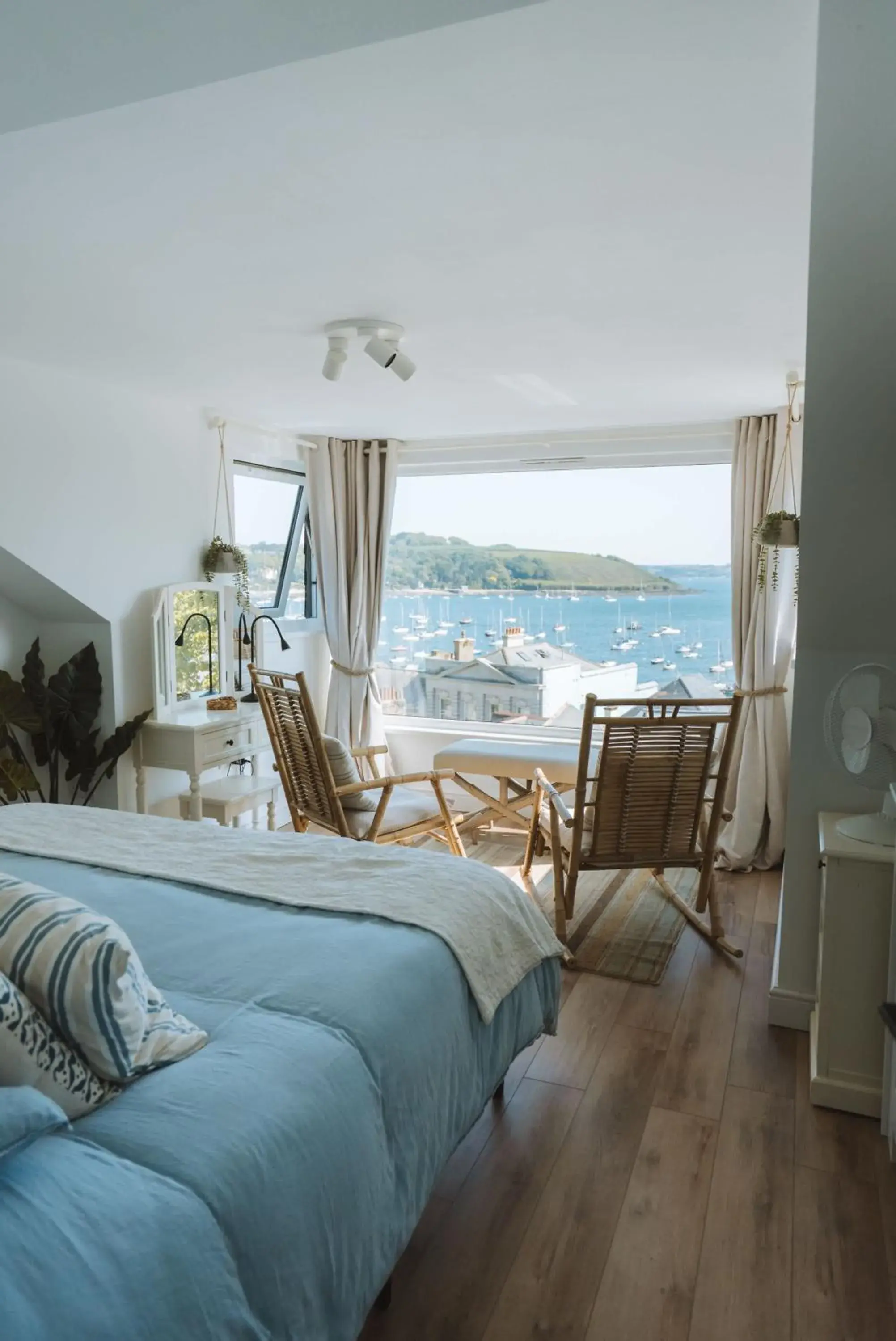 Stunning High Street Townhouse With Sea Views & Parking at 'Tide View Townhouse' Stunning High Street Townhouse With Sea Views & Parking at 'Tide View Townhouse'