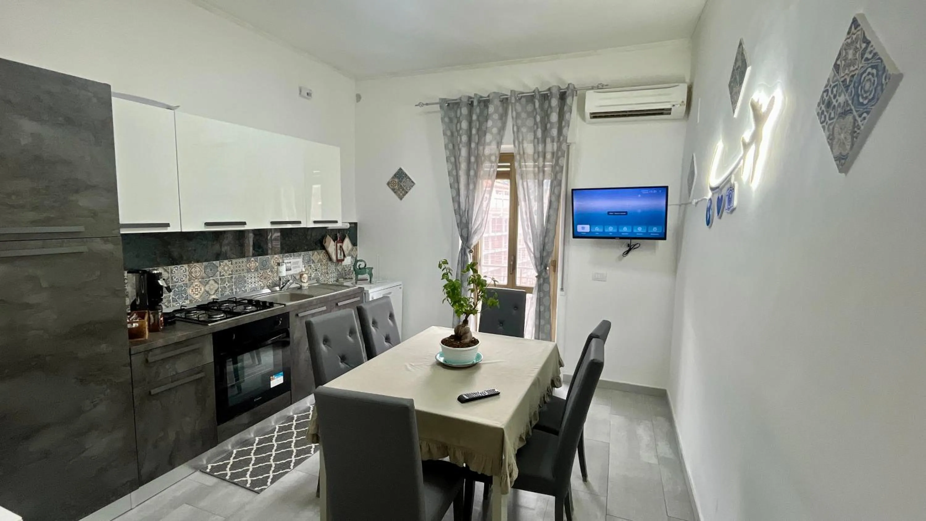 Home Jocy Spacious 3 Bed rooms Apartment with private Parking Ideal for Groups
