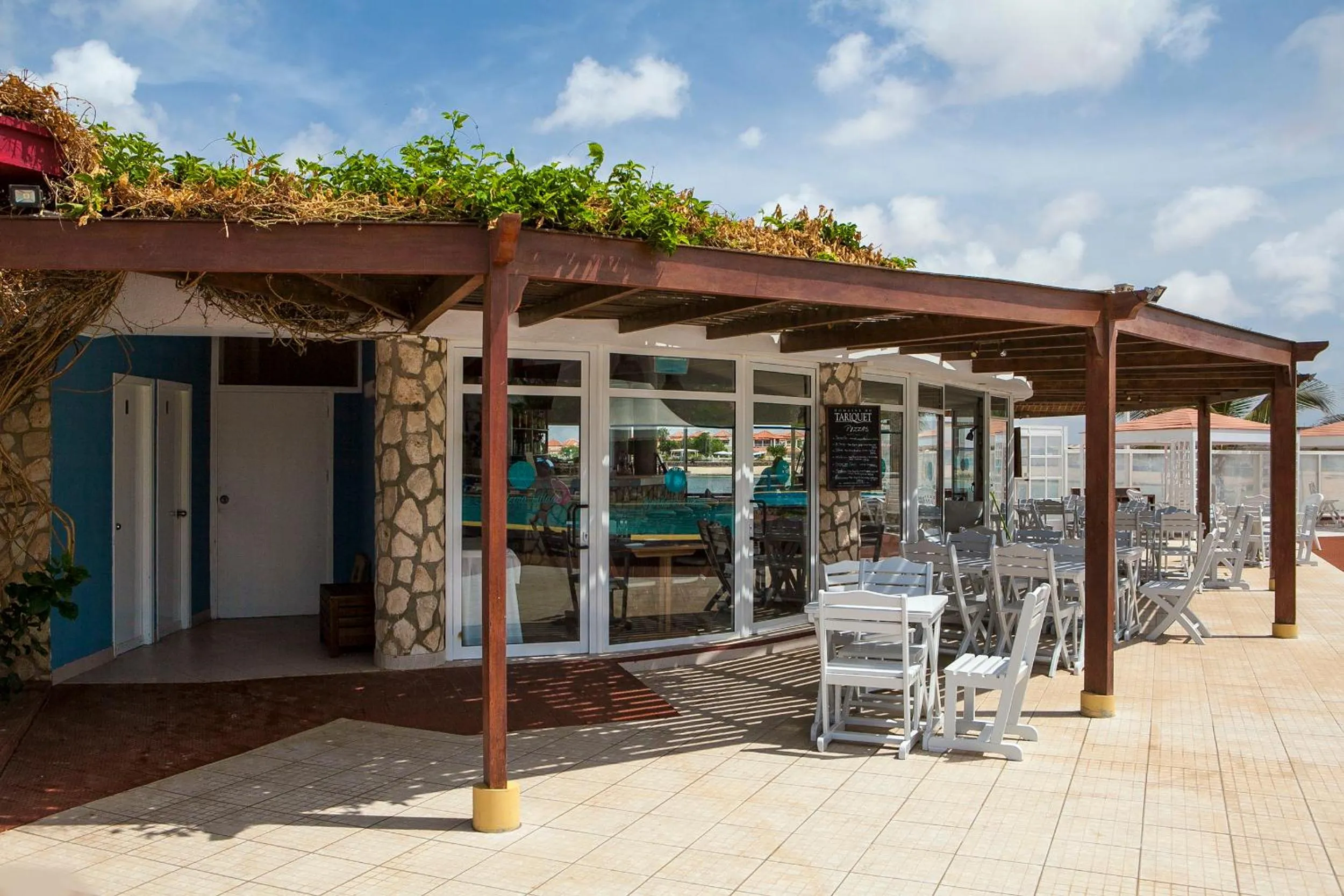 Lunch in Murdeira Village