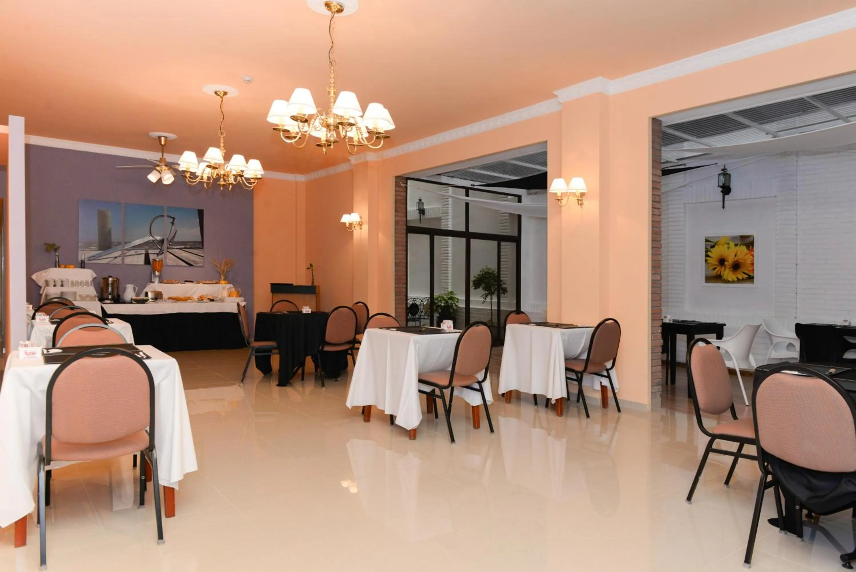 Restaurant/places to eat in Santiago Hotel