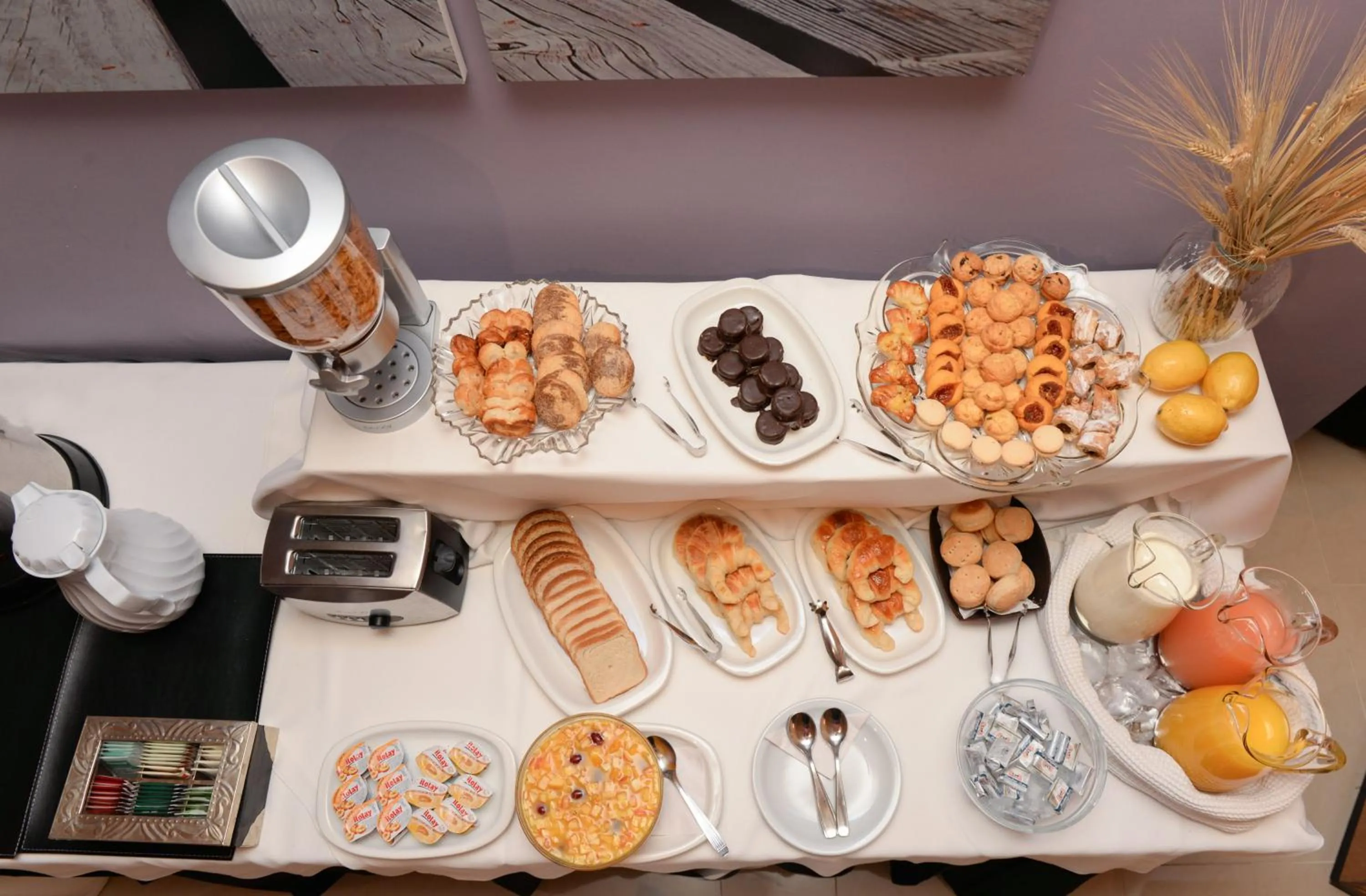 Restaurant/places to eat in Santiago Hotel