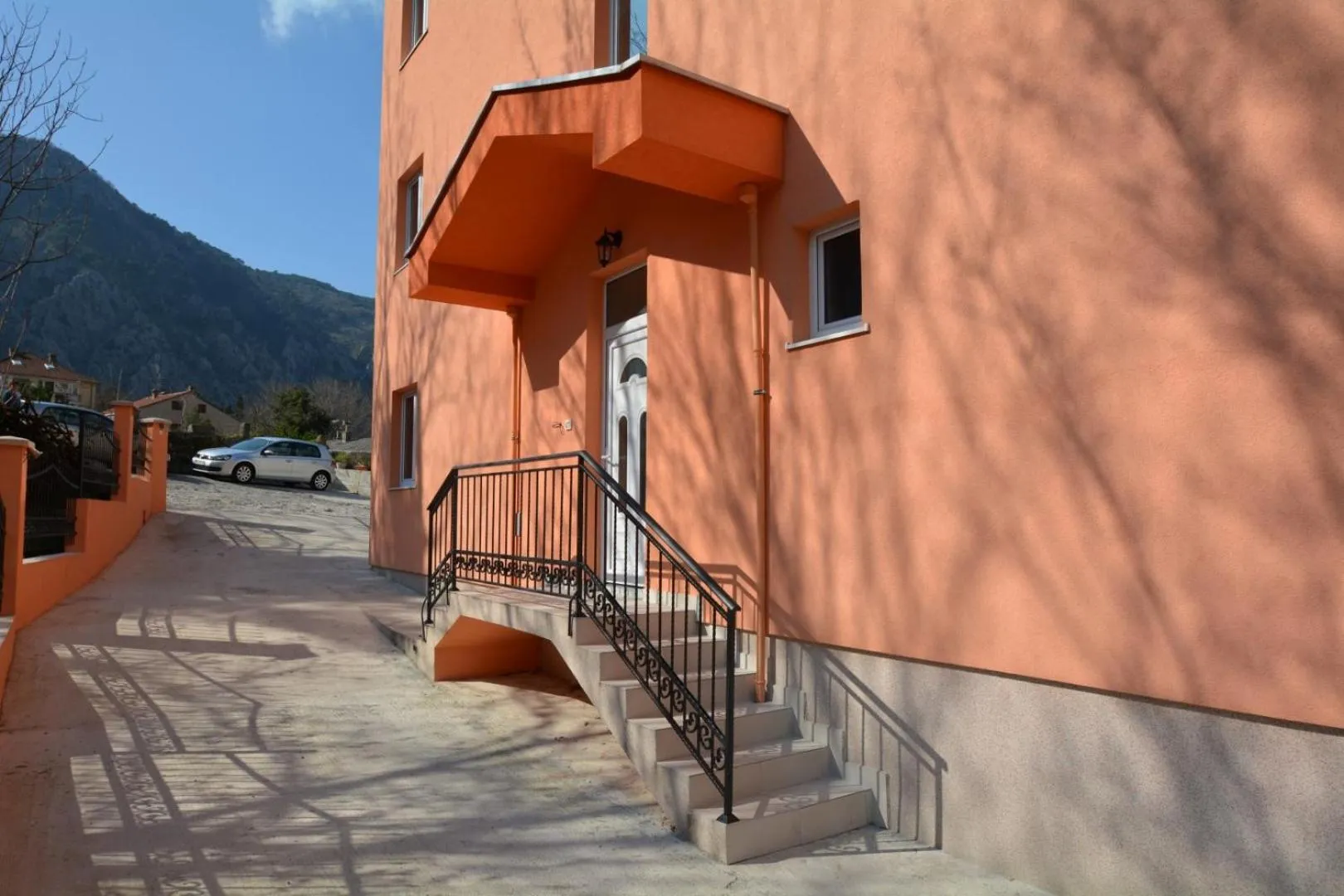 Facade/entrance in Marinero Apartments