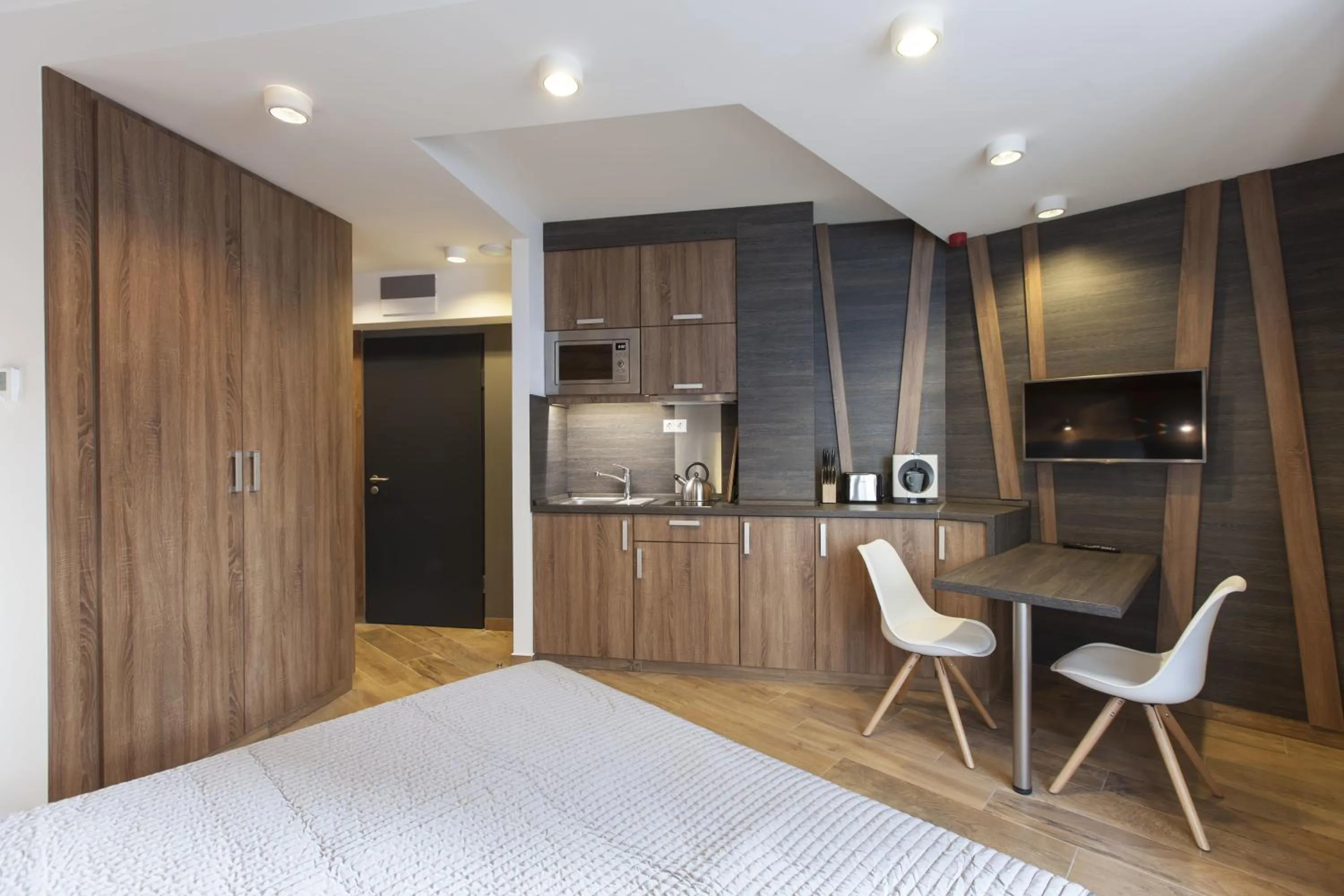 Kitchen or kitchenette, Bed in Apparthotel SILBERSEE