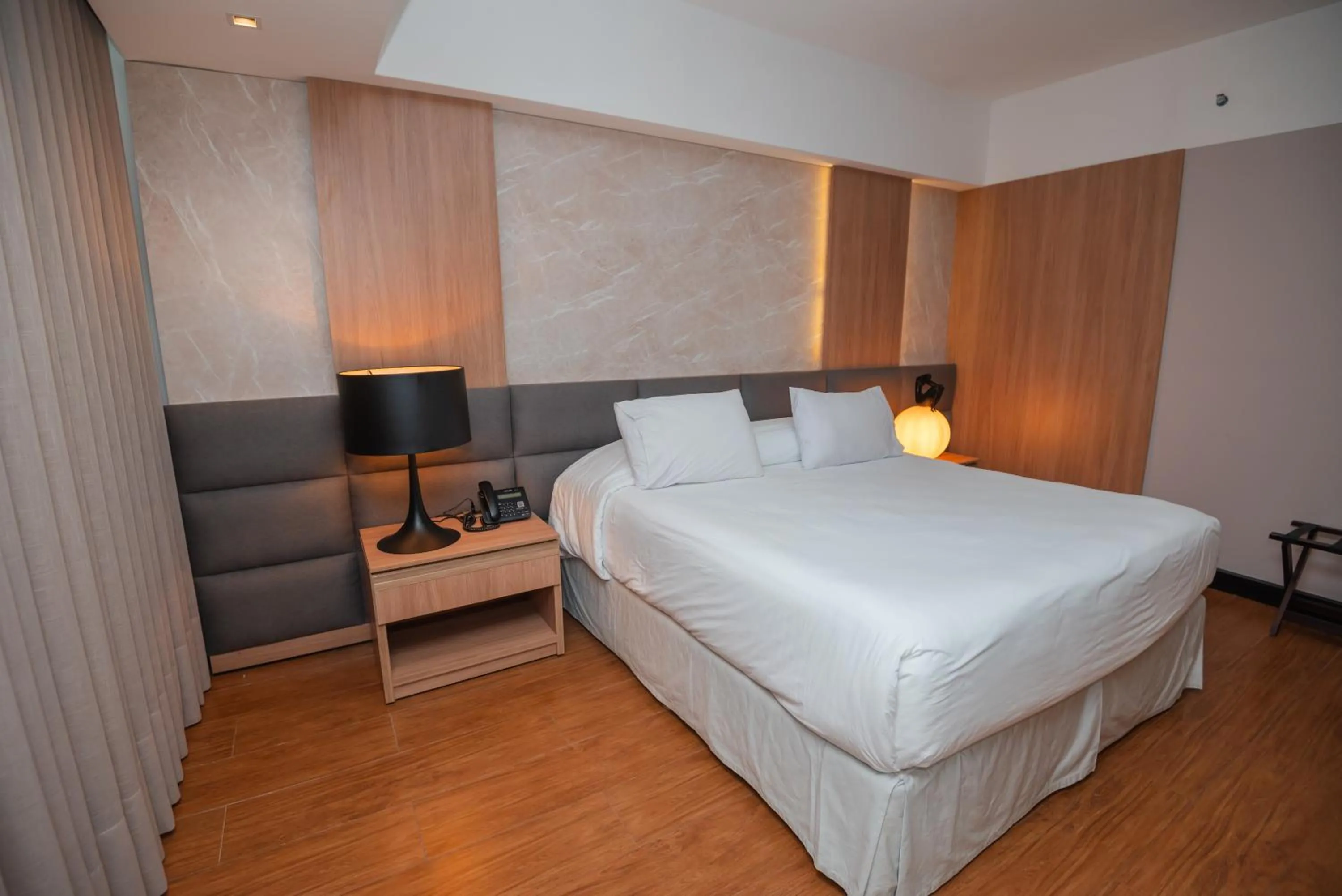 Bed in Savoy Hotel Encarnación