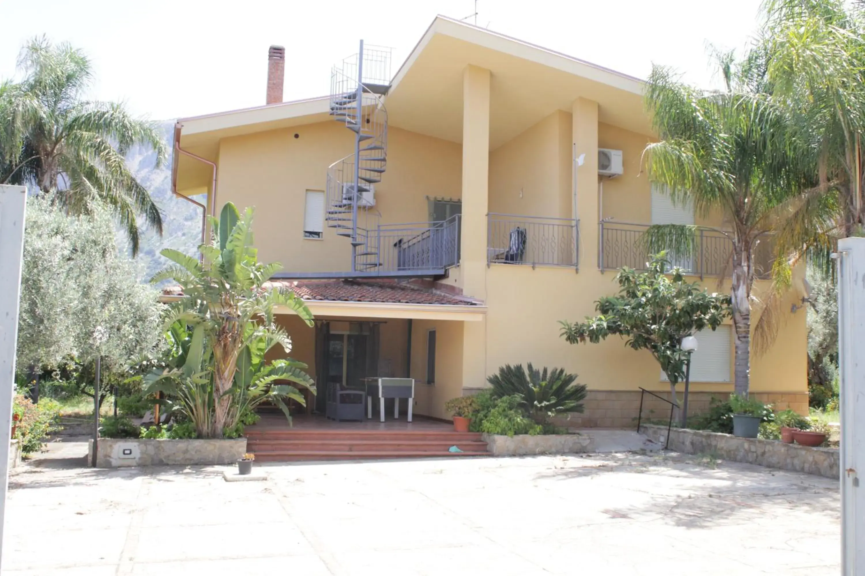 Four-Bedroom House in Villa Giù, indipendent villa near airport and sea Four-Bedroom House in Villa Giù, indipendent villa near airport and sea