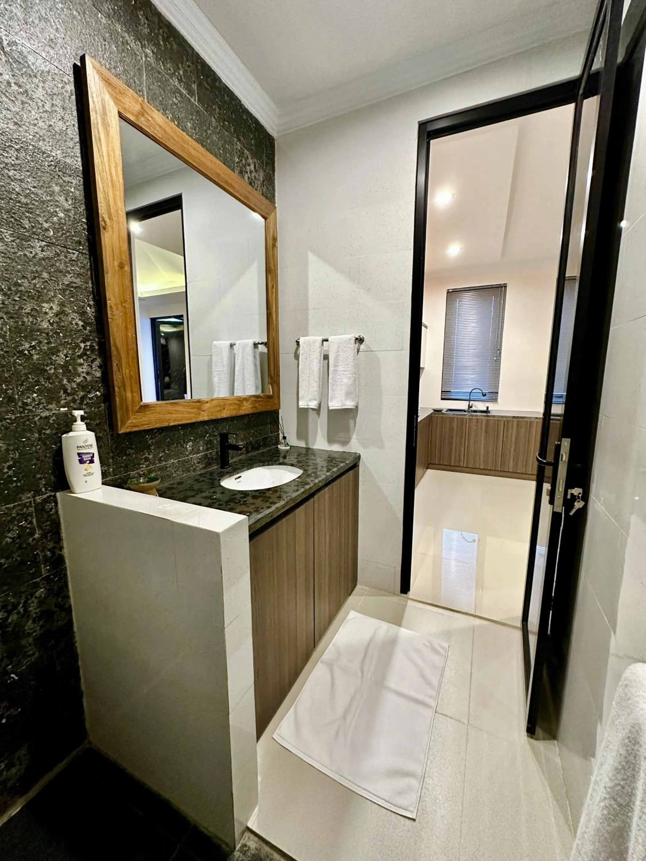 Bathroom, Bed in Mangkoe Ndoro Kostel