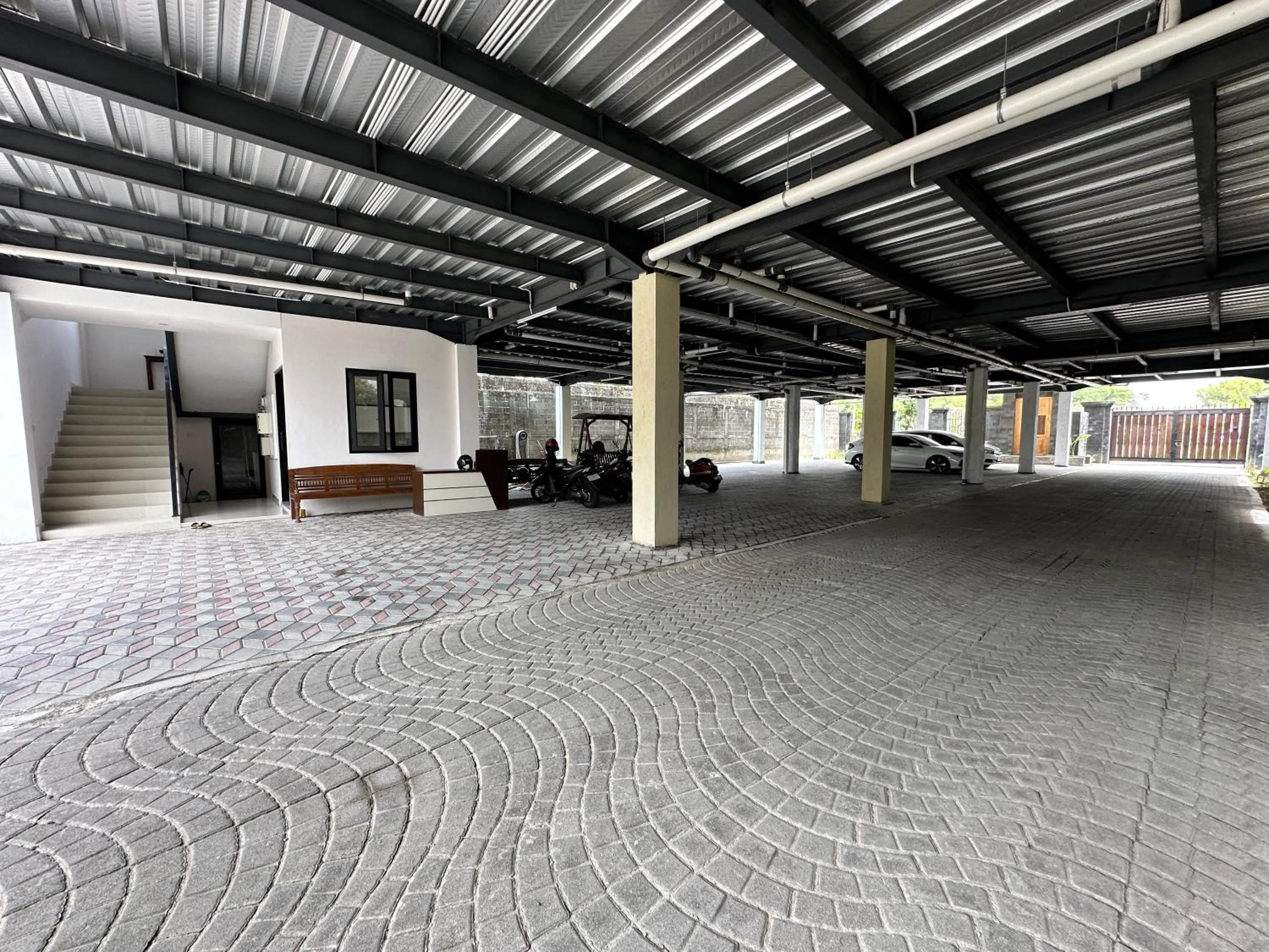 Parking in Mangkoe Ndoro Kostel