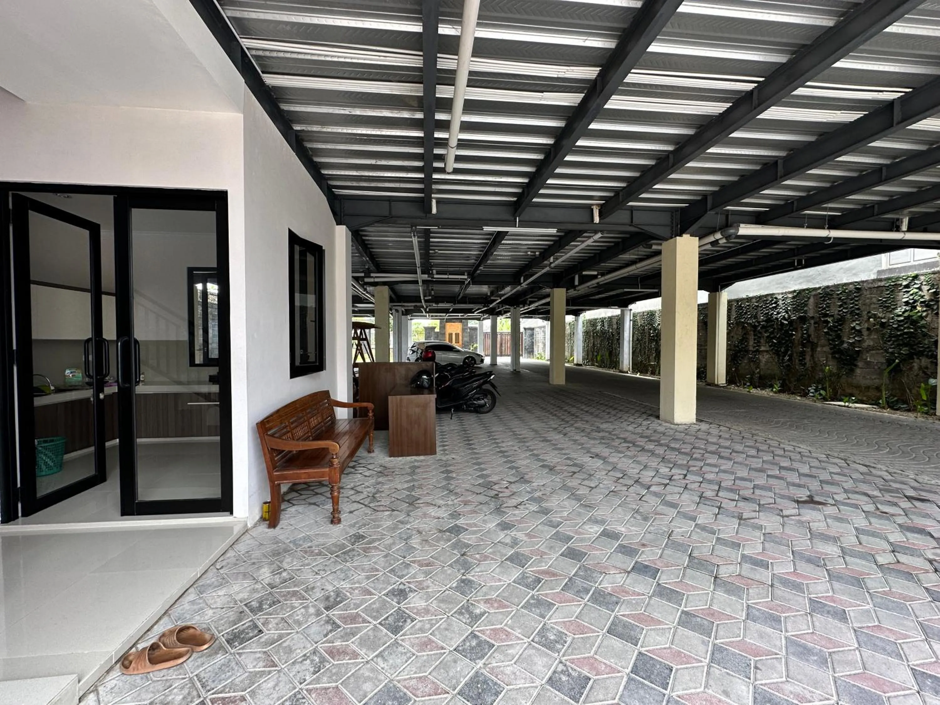 Parking in Mangkoe Ndoro Kostel