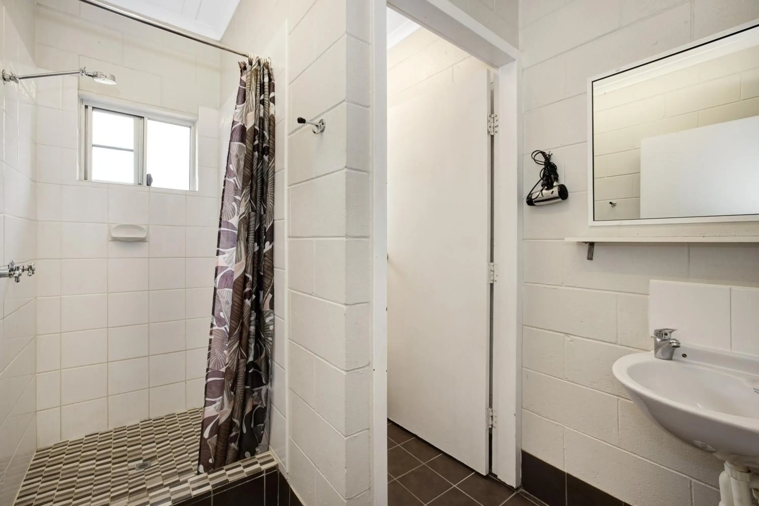 Quadruple Room in Hillview Motel Charters Towers QLD Quadruple Room in Hillview Motel Charters Towers QLD