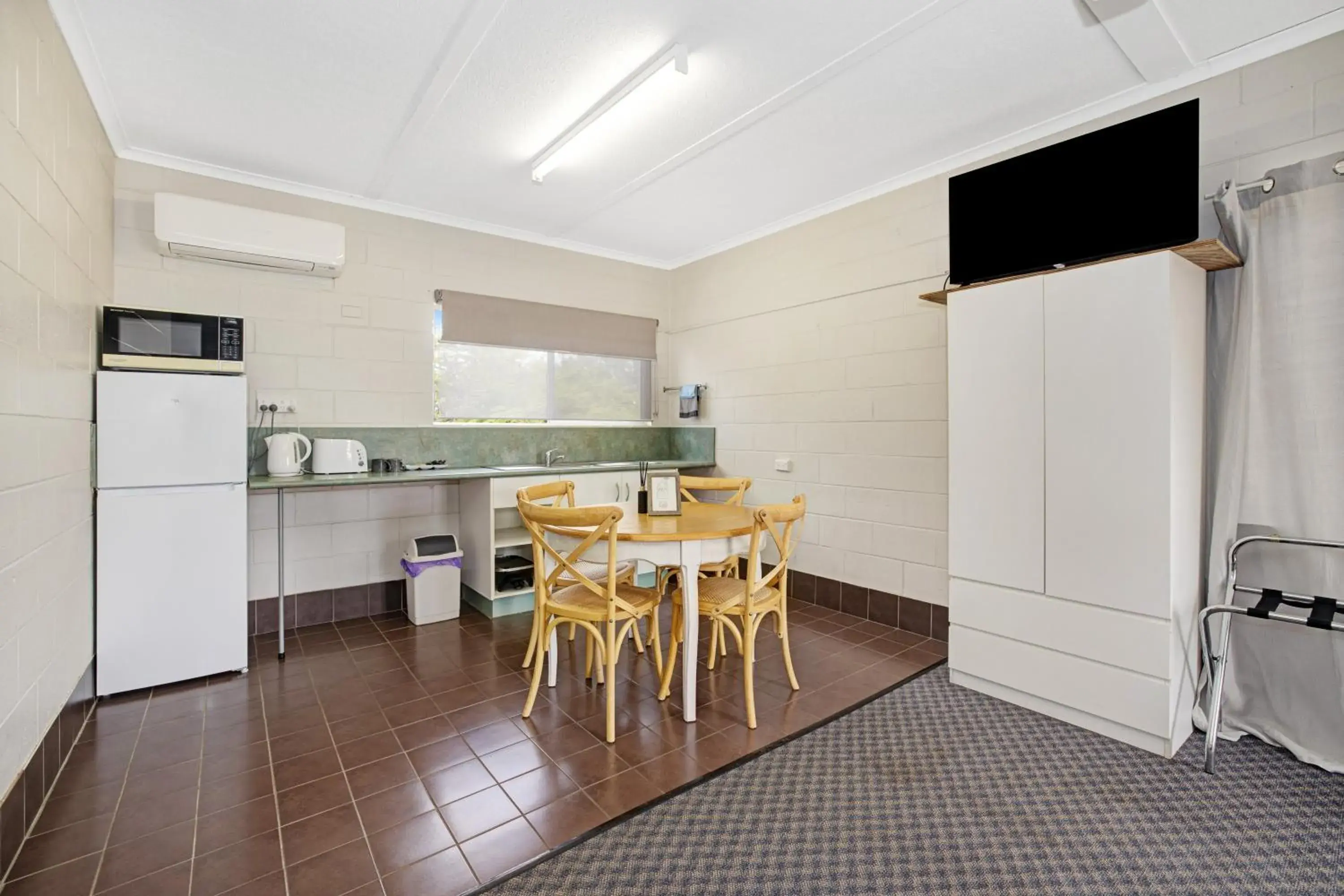 Quadruple Room in Hillview Motel Charters Towers QLD Quadruple Room in Hillview Motel Charters Towers QLD