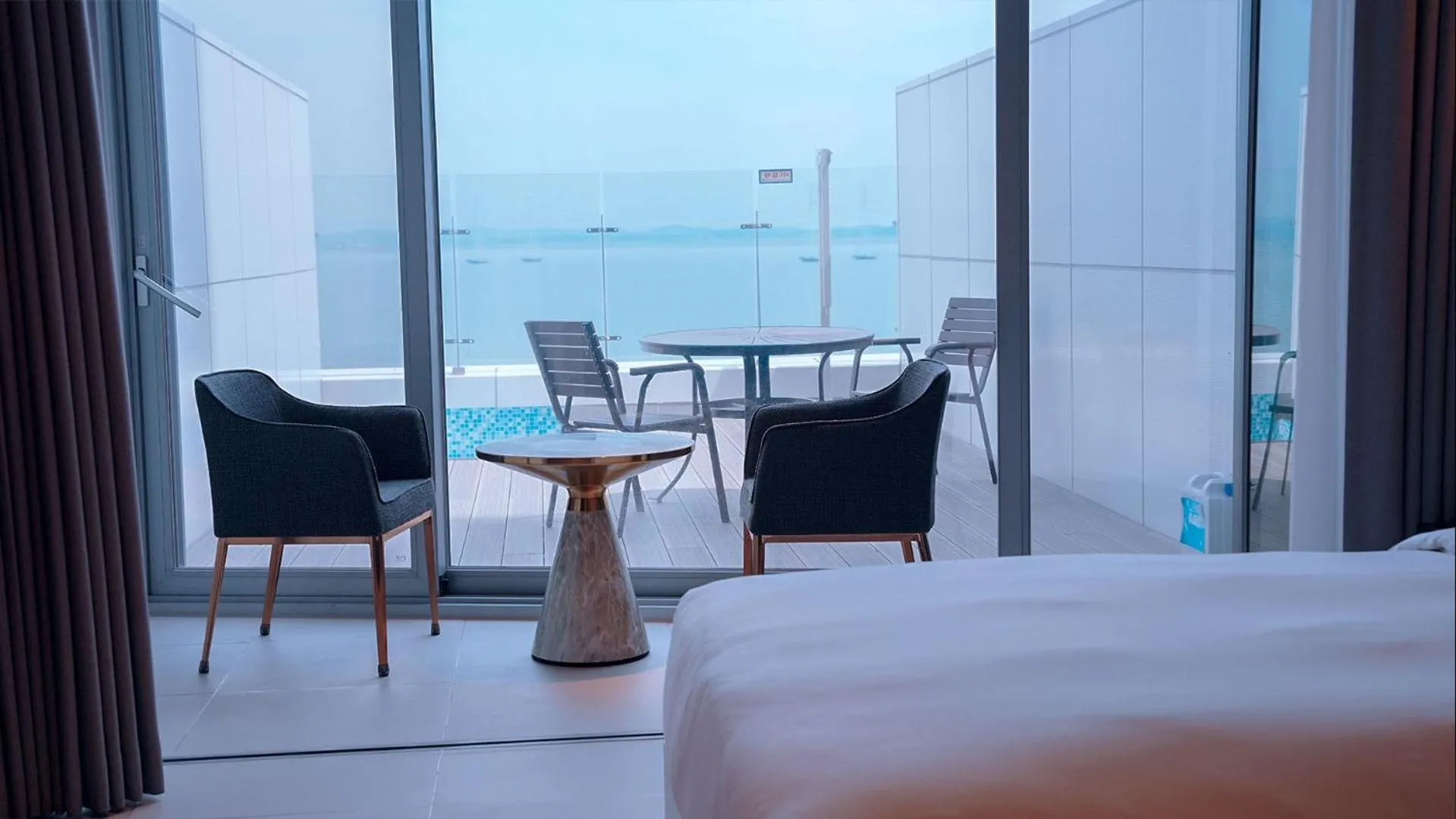 Balcony/Terrace, Bed in WAVEM HOTEL East