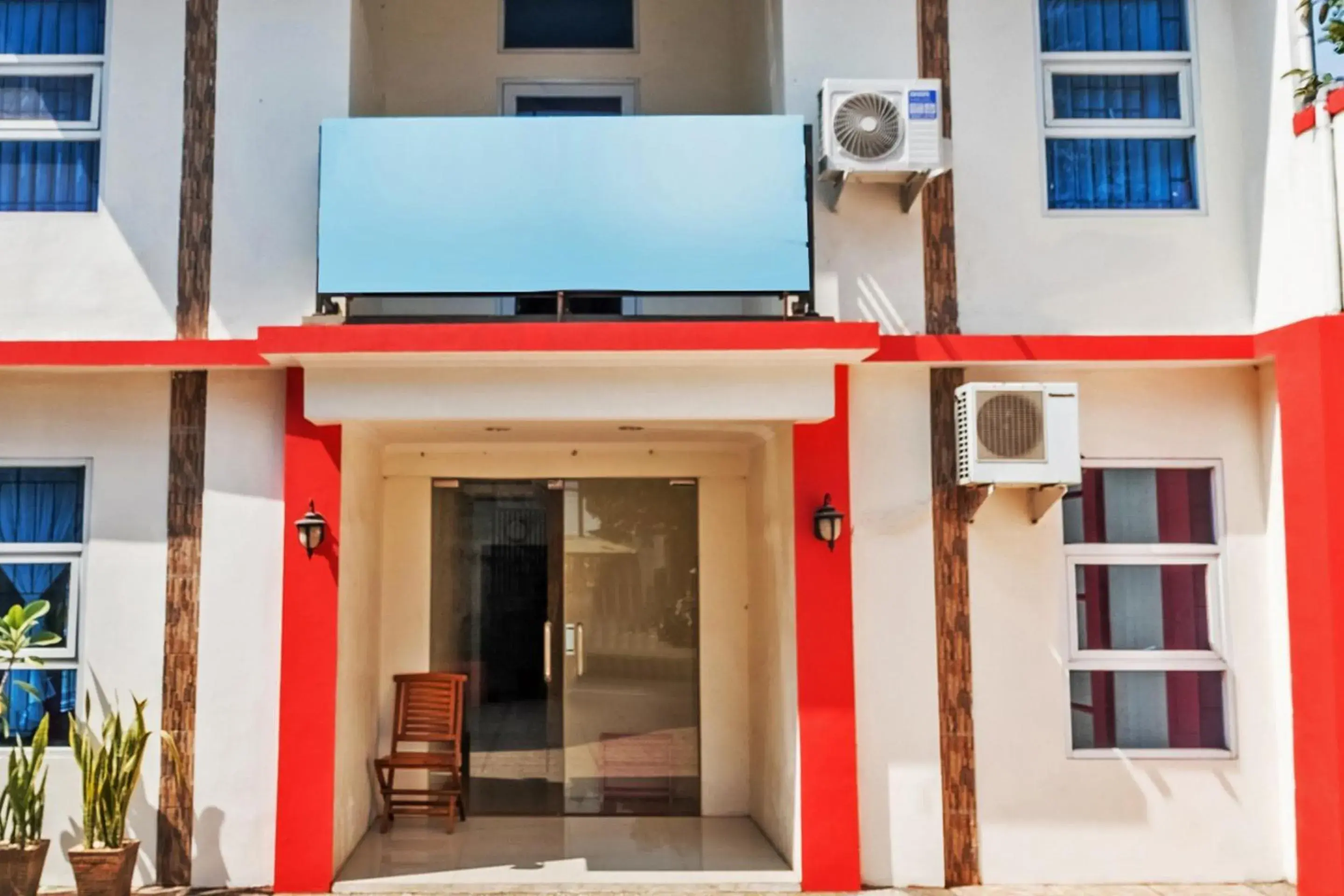 Facade/entrance in Hotel O Sudirman Guesthouse Syariah Facade/entrance in Hotel O Sudirman Guesthouse Syariah