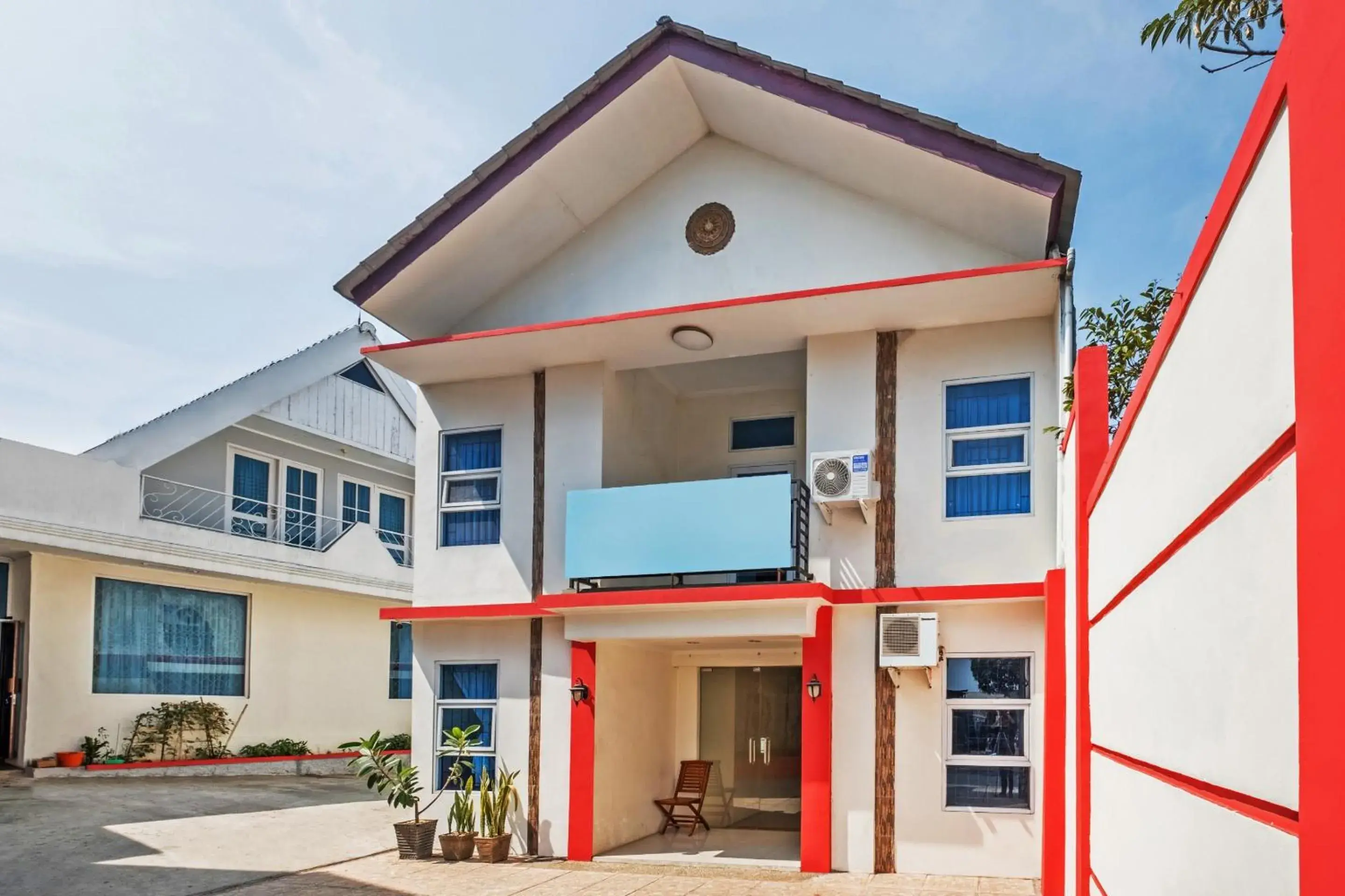 Facade/entrance in Hotel O Sudirman Guesthouse Syariah Facade/entrance in Hotel O Sudirman Guesthouse Syariah