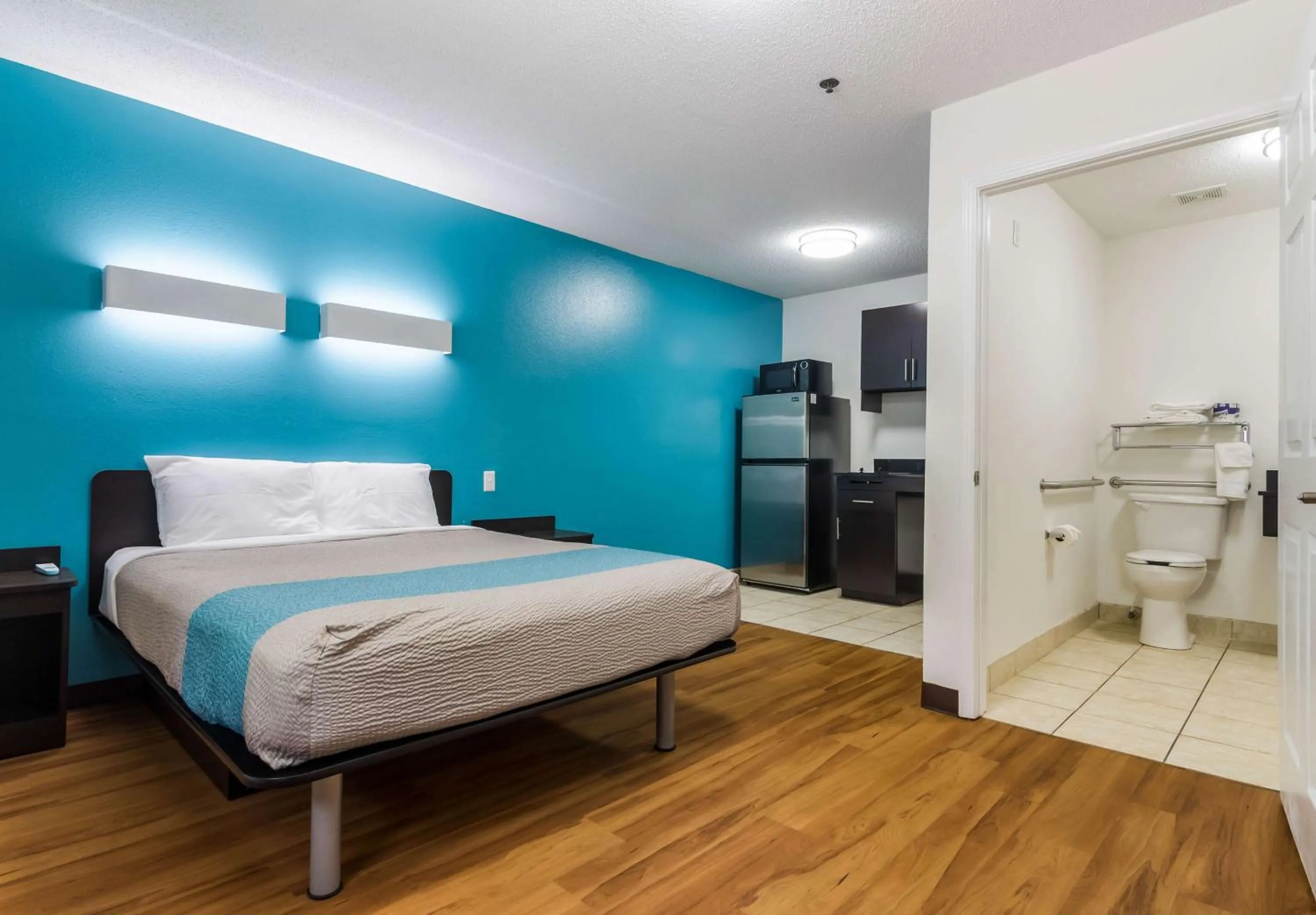 Kitchen or kitchenette, Bed in Motel 6-Gulf Shores, AL