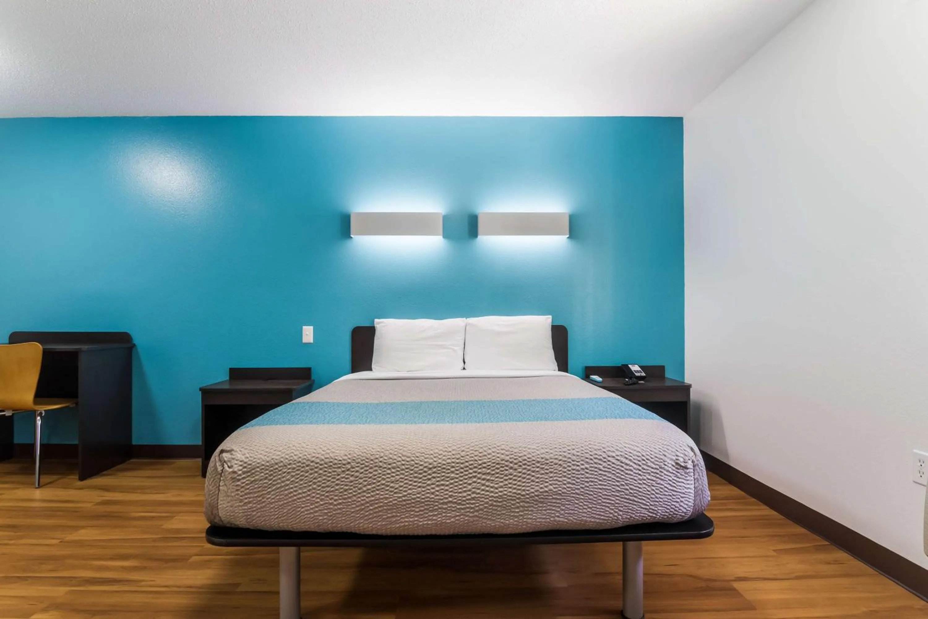 Photo of the whole room, Bed in Motel 6-Gulf Shores, AL