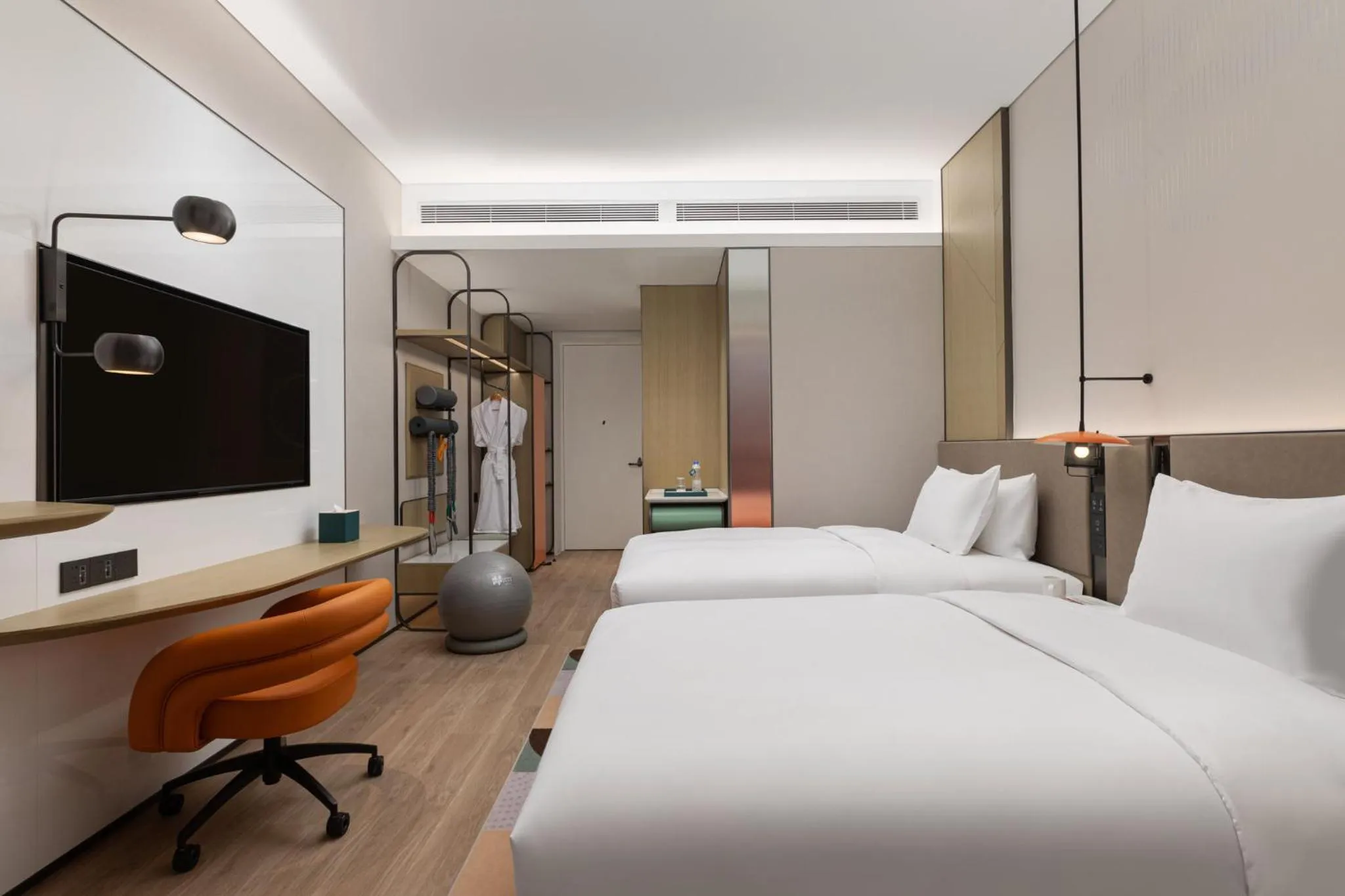 Photo of the whole room, Bed in EVEN Hotel Shanghai Hongqiao CBD by IHG