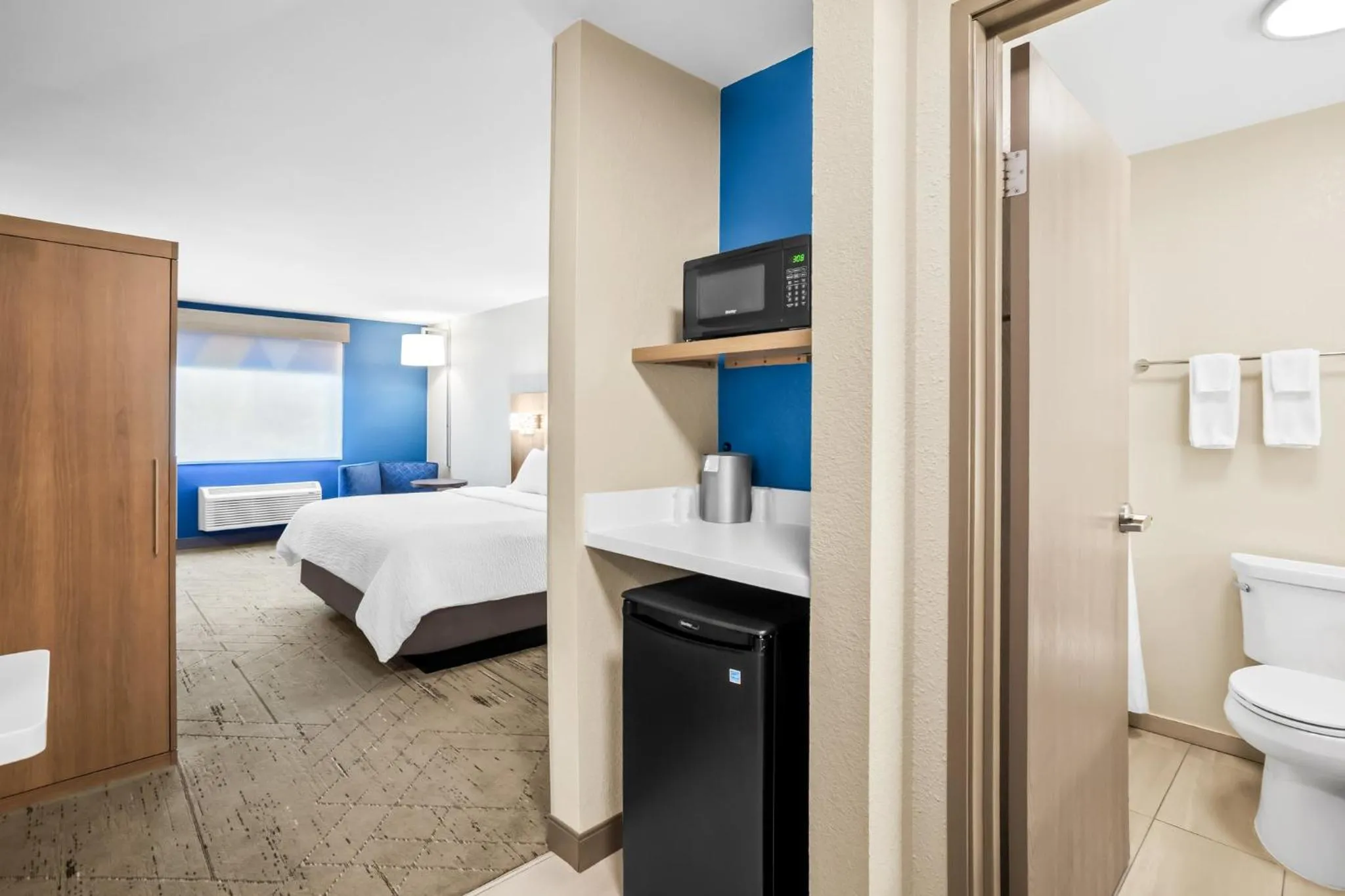 Photo of the whole room, Bed in Holiday Inn Express & Suites Tumwater - Olympia by IHG