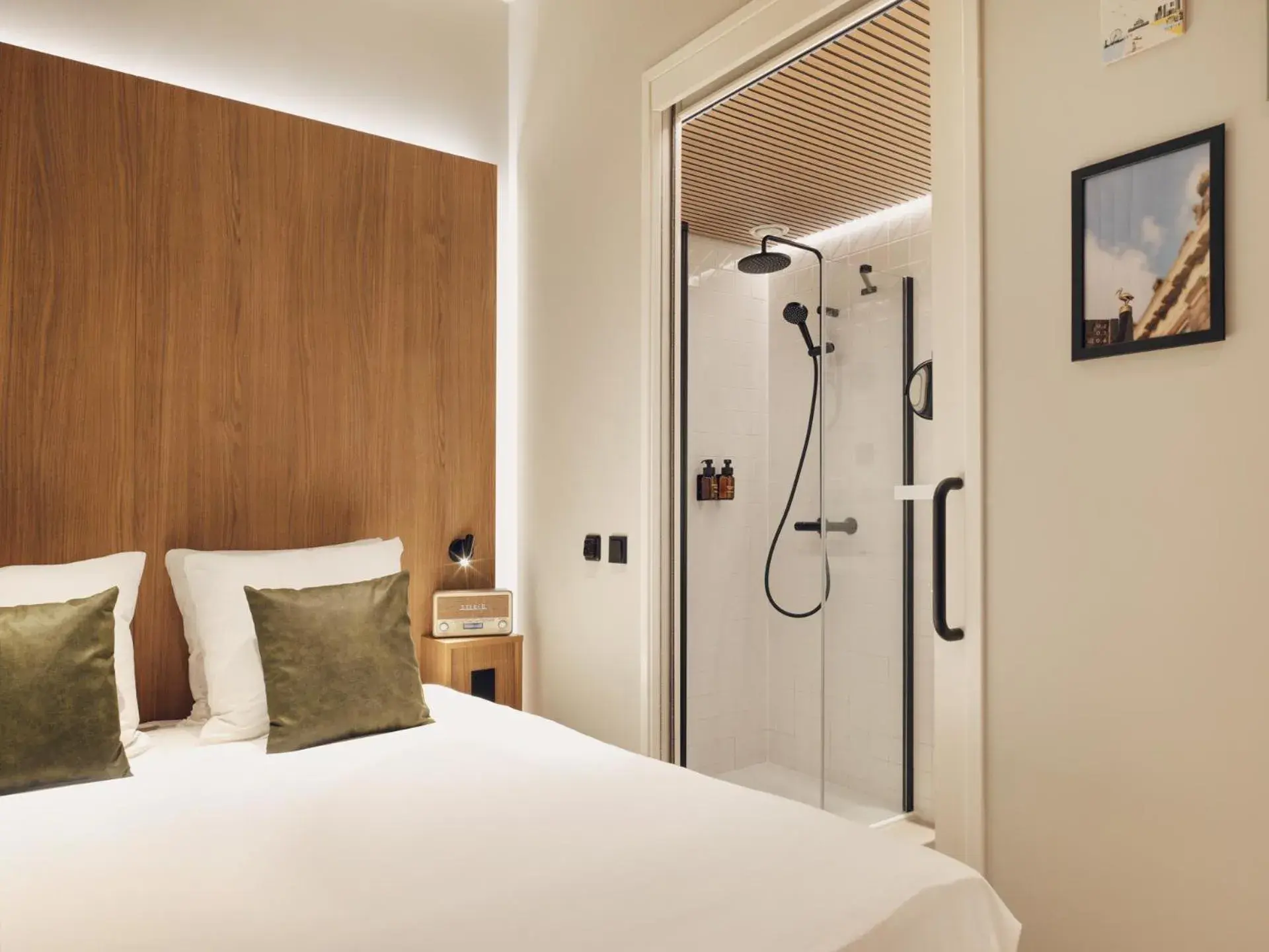 Basement Street View Room in Townhouse Den Haag Basement Street View Room in Townhouse Den Haag