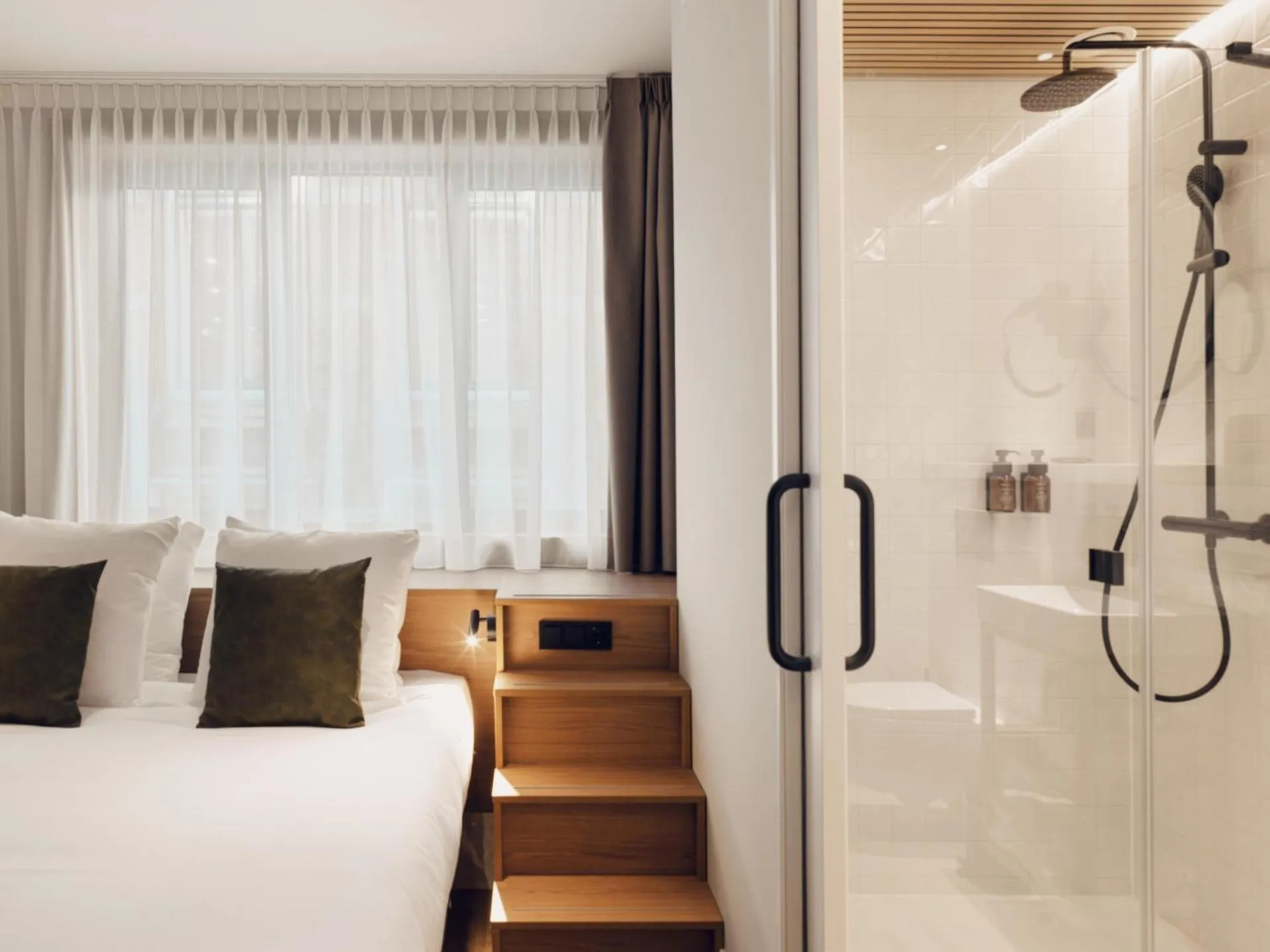 Shower, Bed in Townhouse Den Haag