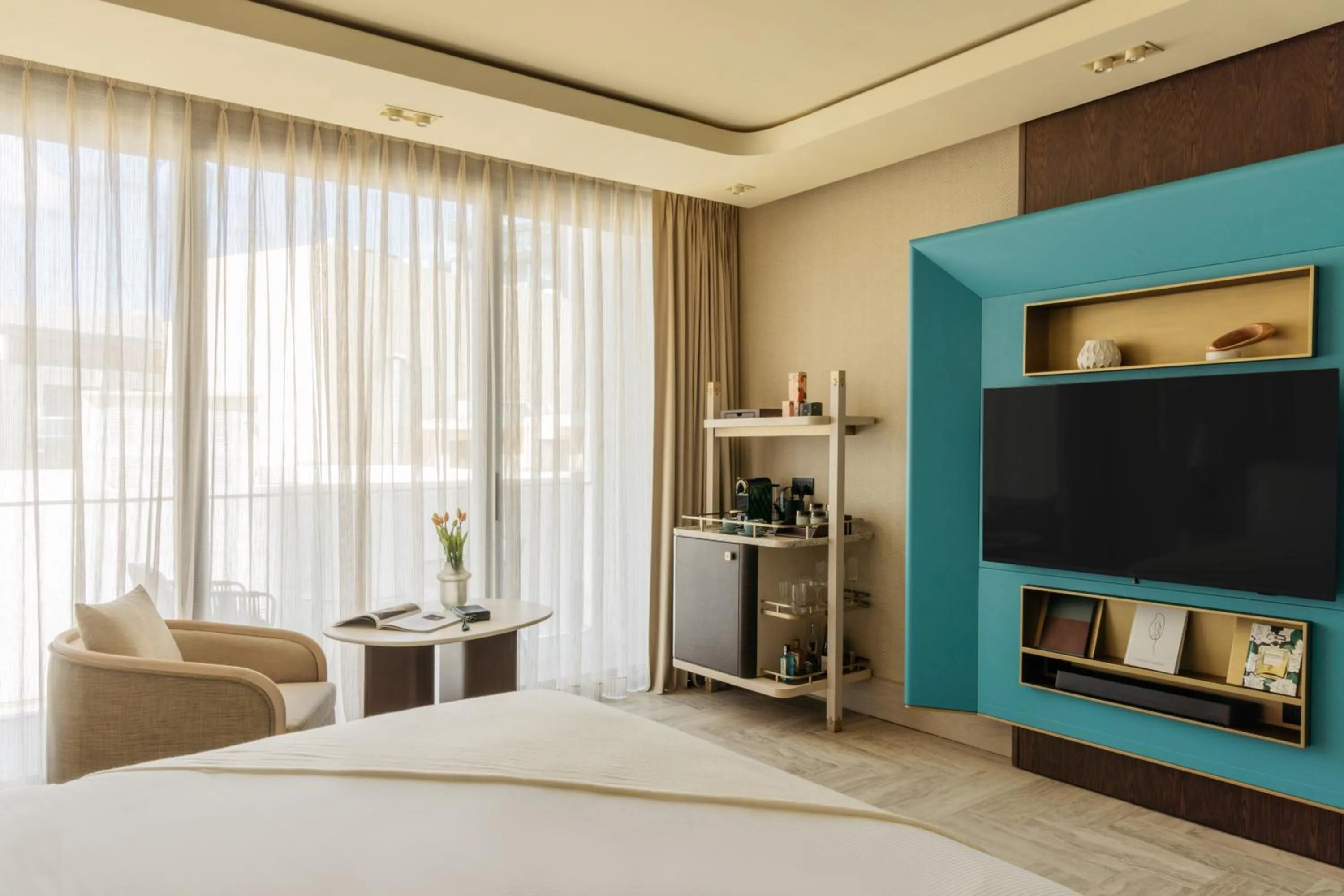 Communal lounge/ TV room, Bed in ME Malta by Meliá