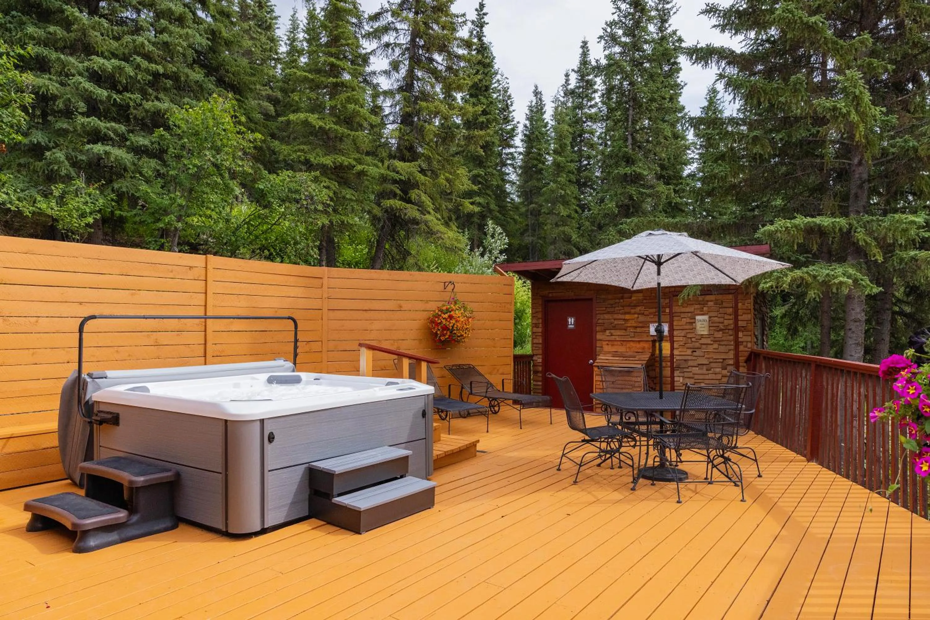 Hot Tub in Denali Crow's Nest Cabins