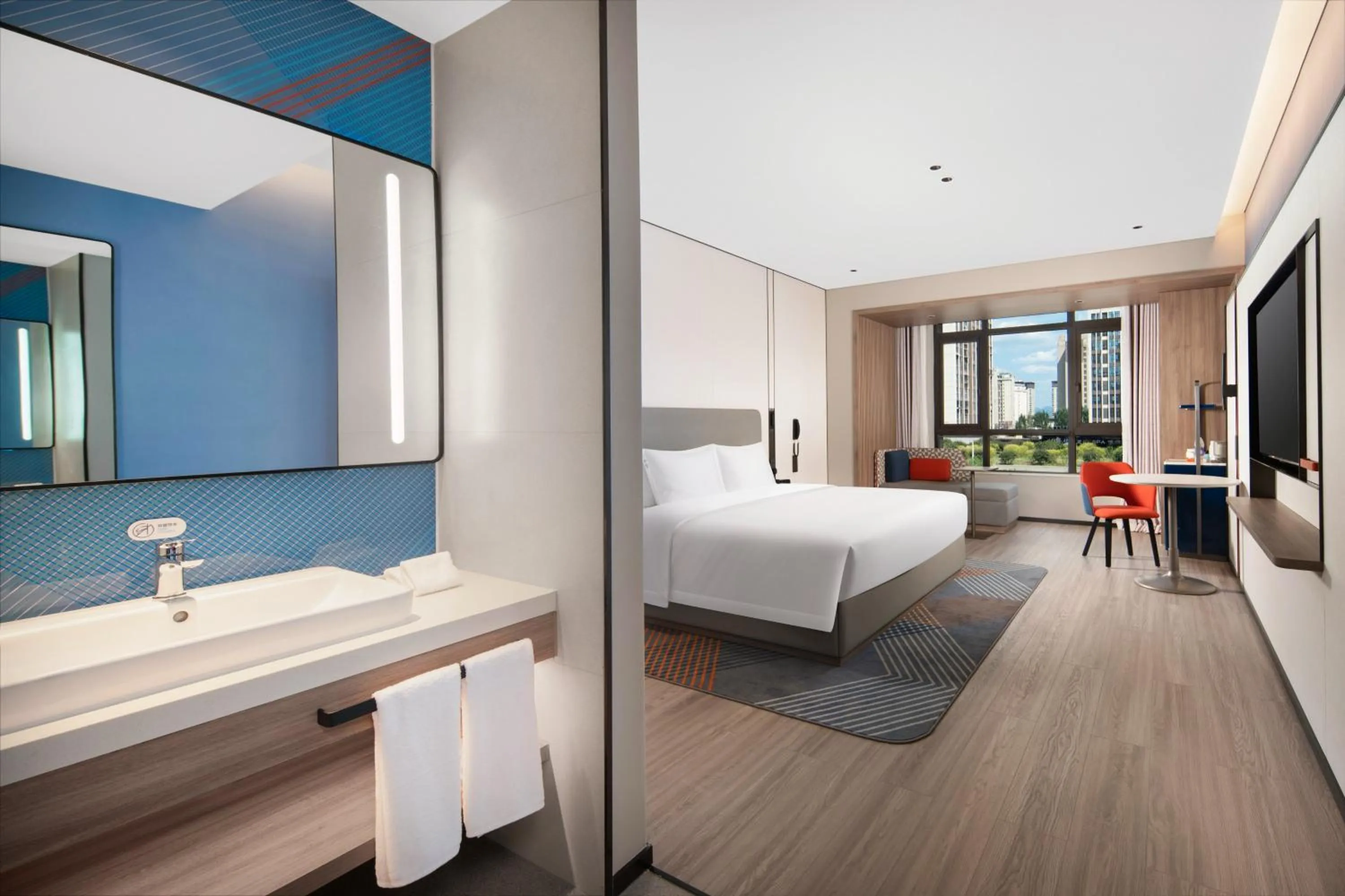 Photo of the whole room, Bed in Holiday Inn Express Chongqing Tongliang by IHG