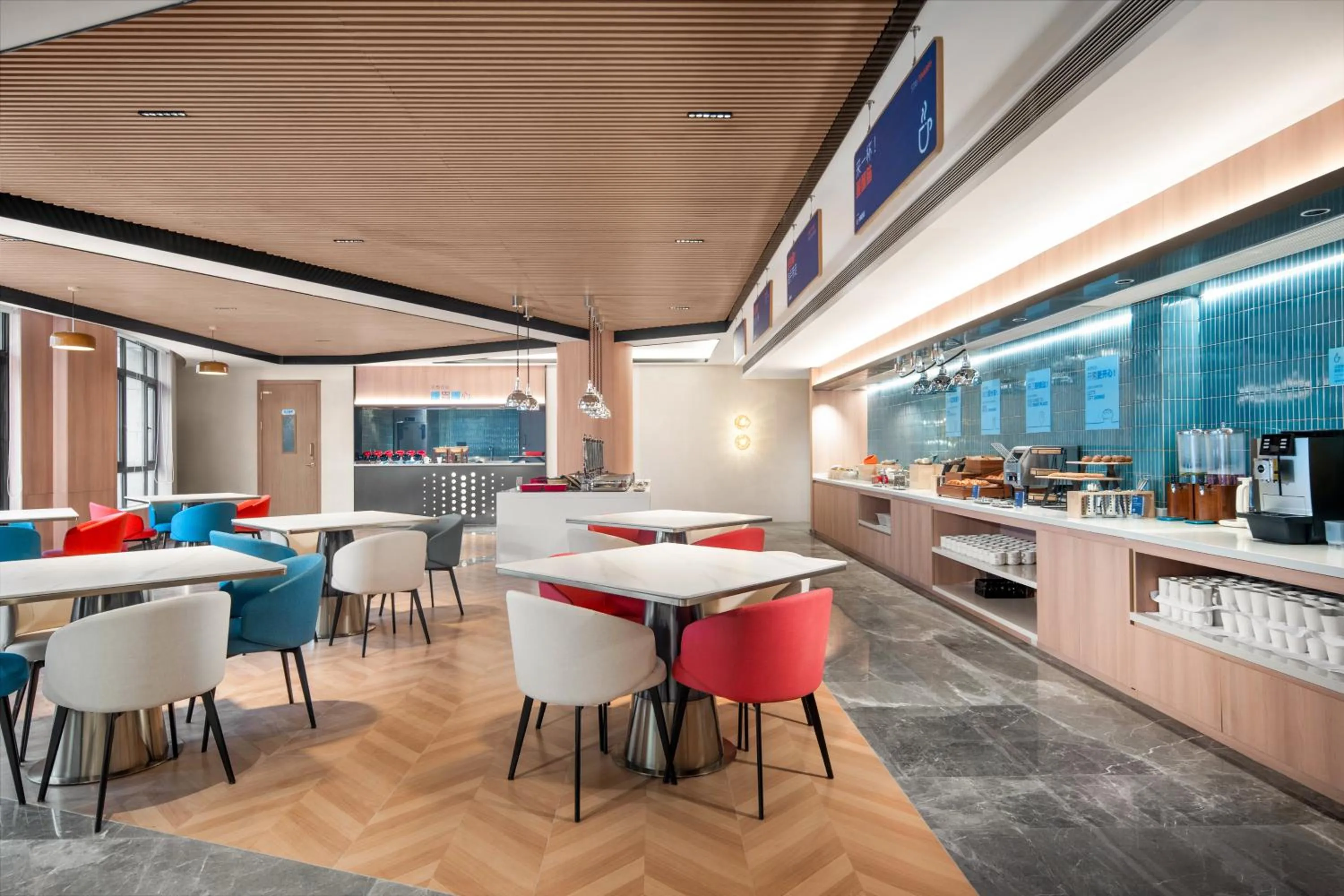 Restaurant/places to eat in Holiday Inn Express Chongqing Tongliang by IHG