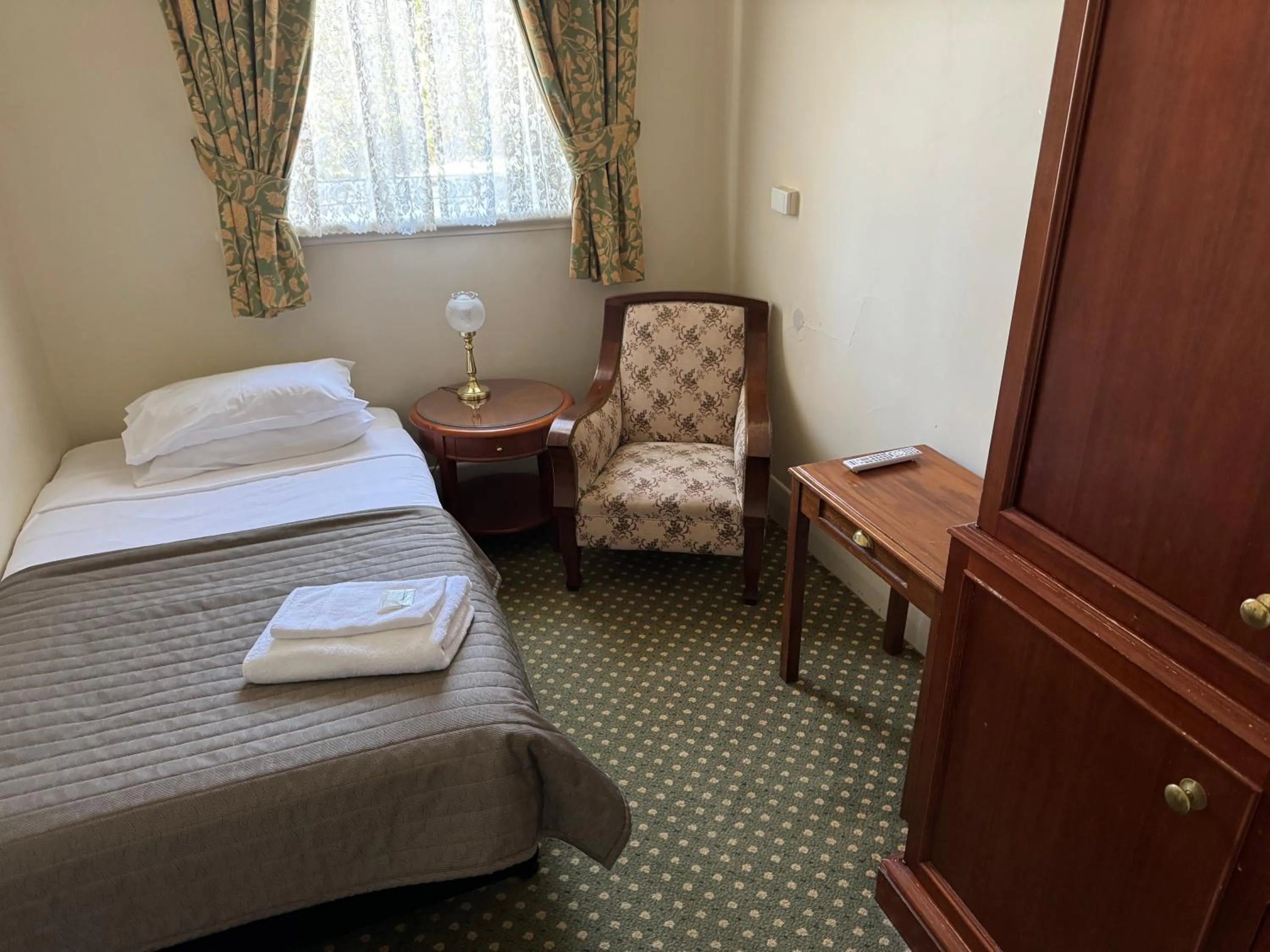 Photo of the whole room, Bed in American Hotel Creswick