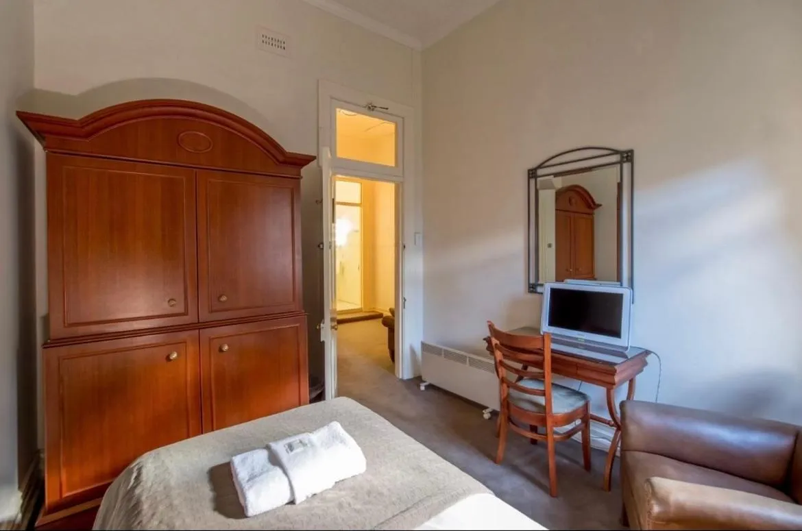 Bed in American Hotel Creswick