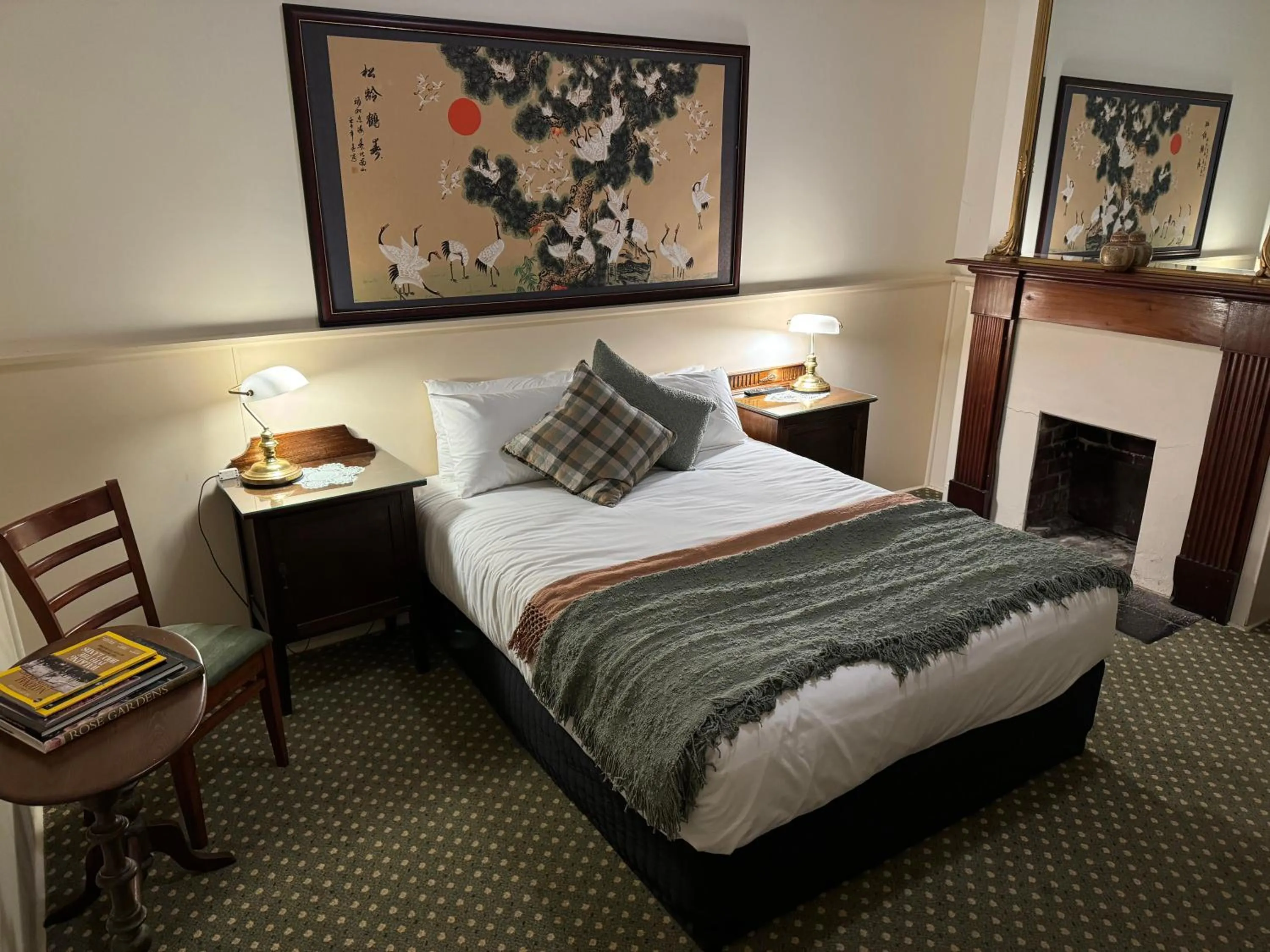 Photo of the whole room, Bed in American Hotel Creswick