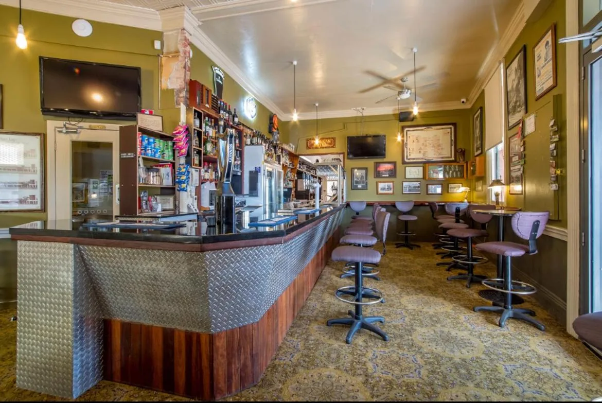 Communal lounge/ TV room in American Hotel Creswick